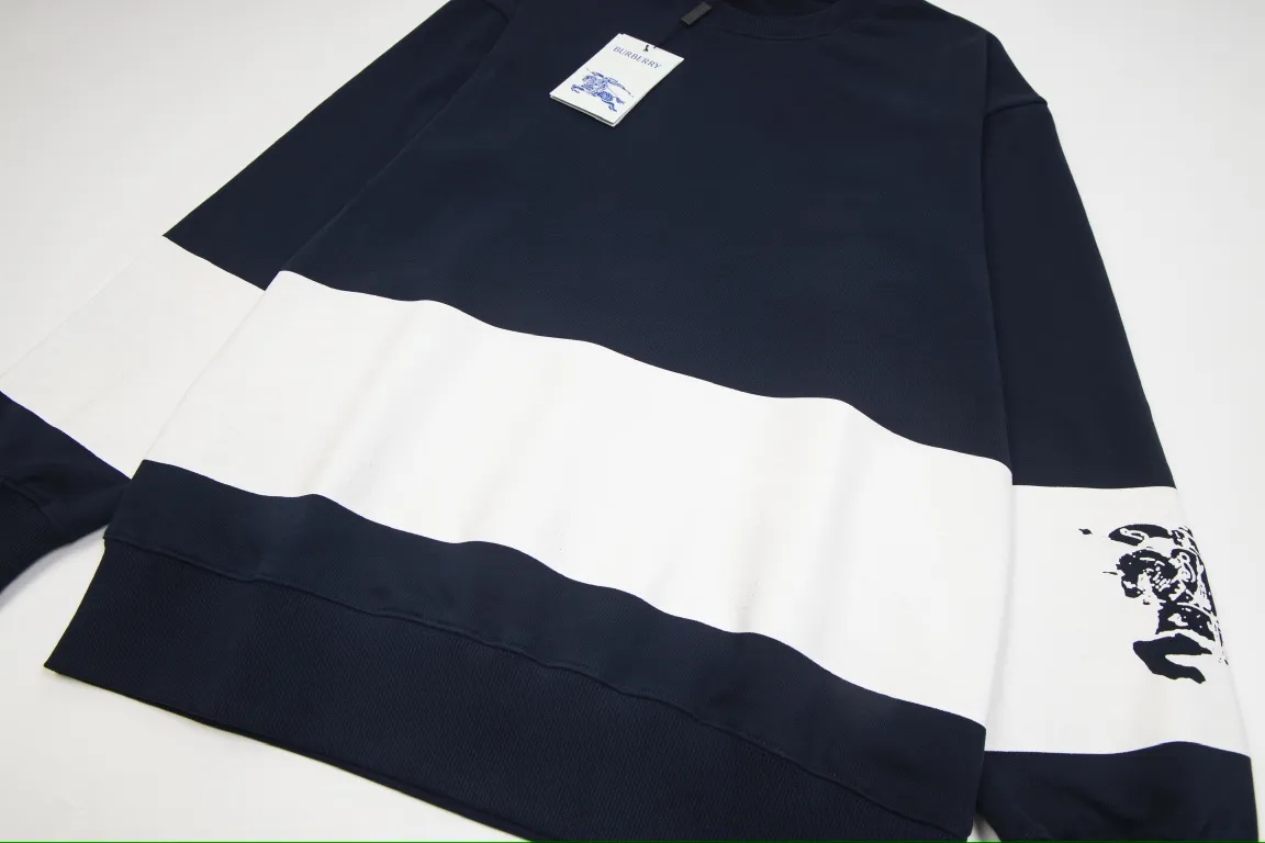 【BURBERRY   公式旗艦店】バーバリー   丸首の衛衣 スウェットご好評に付き再入荷 241025