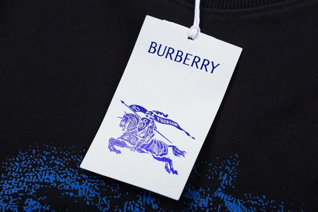 【BURBERRY 公式旗艦店】バーバリー  丸首の衛衣 スウェット ご好評に付き再入荷240829