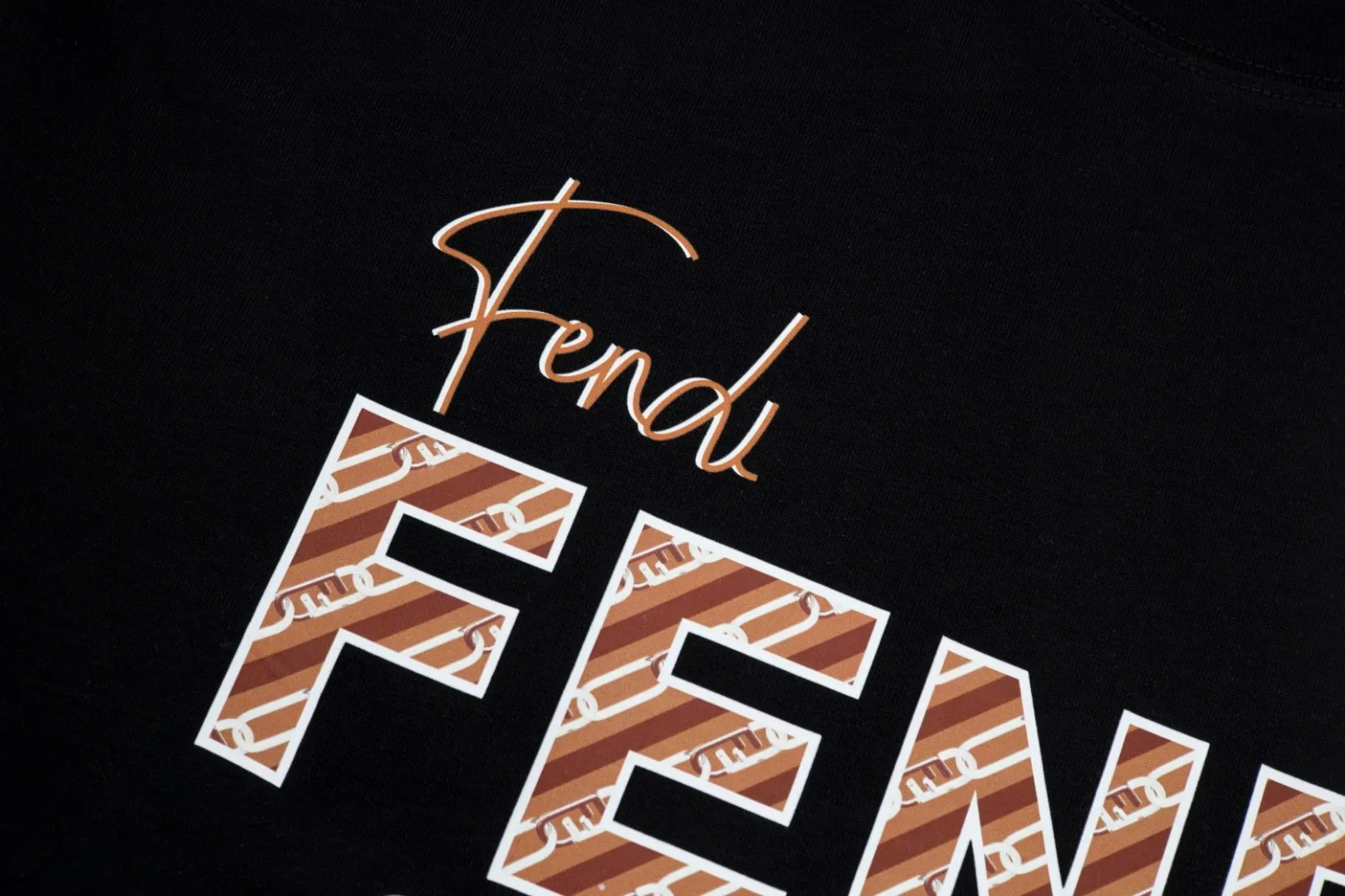 【FENDI 公式旗艦店】フェンディ 丸首の衛衣  スウェットご好評に付き再入荷   241114