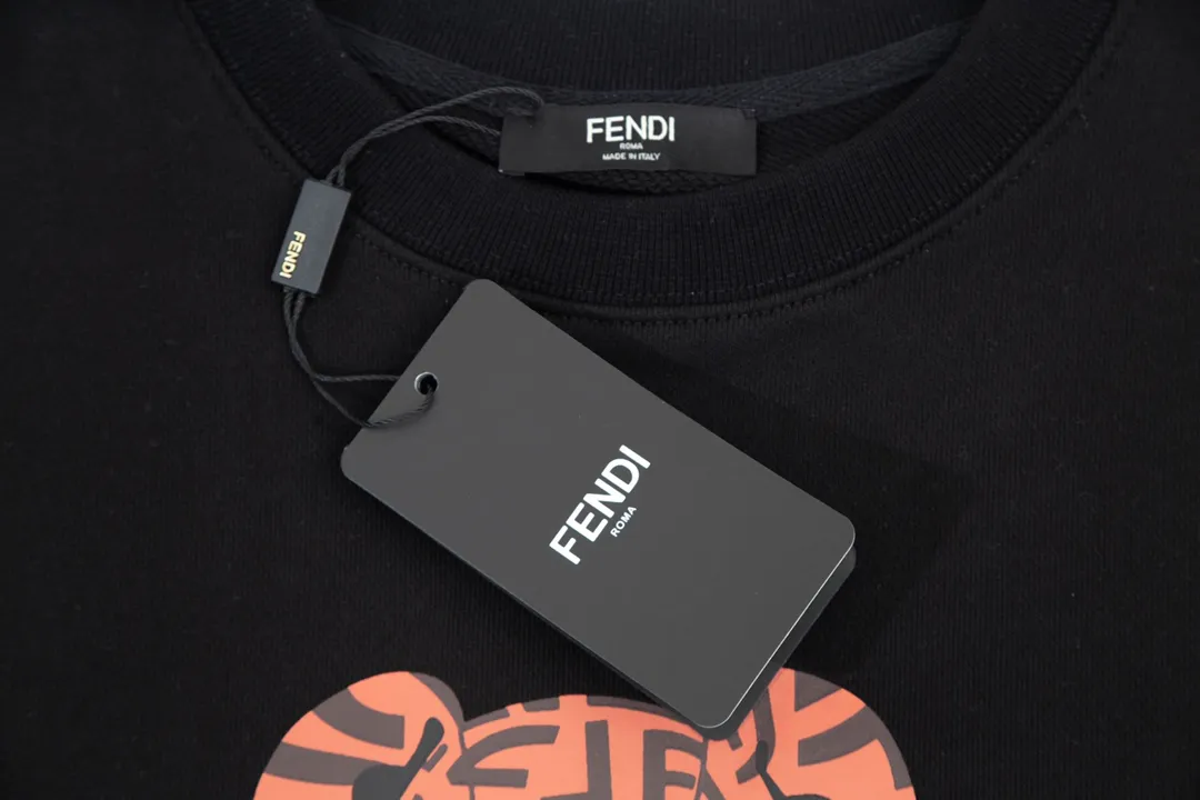 【FENDI  公式旗艦店】フェンディ  丸首の衛衣 スウェット ご好評に付き再入荷  240925