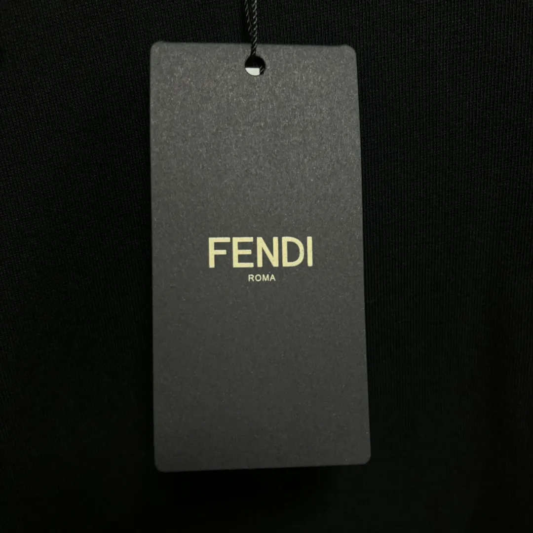 【FENDI  公式旗艦店】フェンディ  丸首の衛衣 スウェット ご好評に付き再入荷  240925