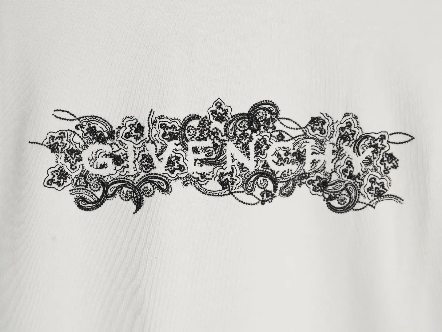 【GIVENCHY  公式旗艦店】ジバンシー 丸首の衛衣 スウェットご好評に付き再入荷！241122