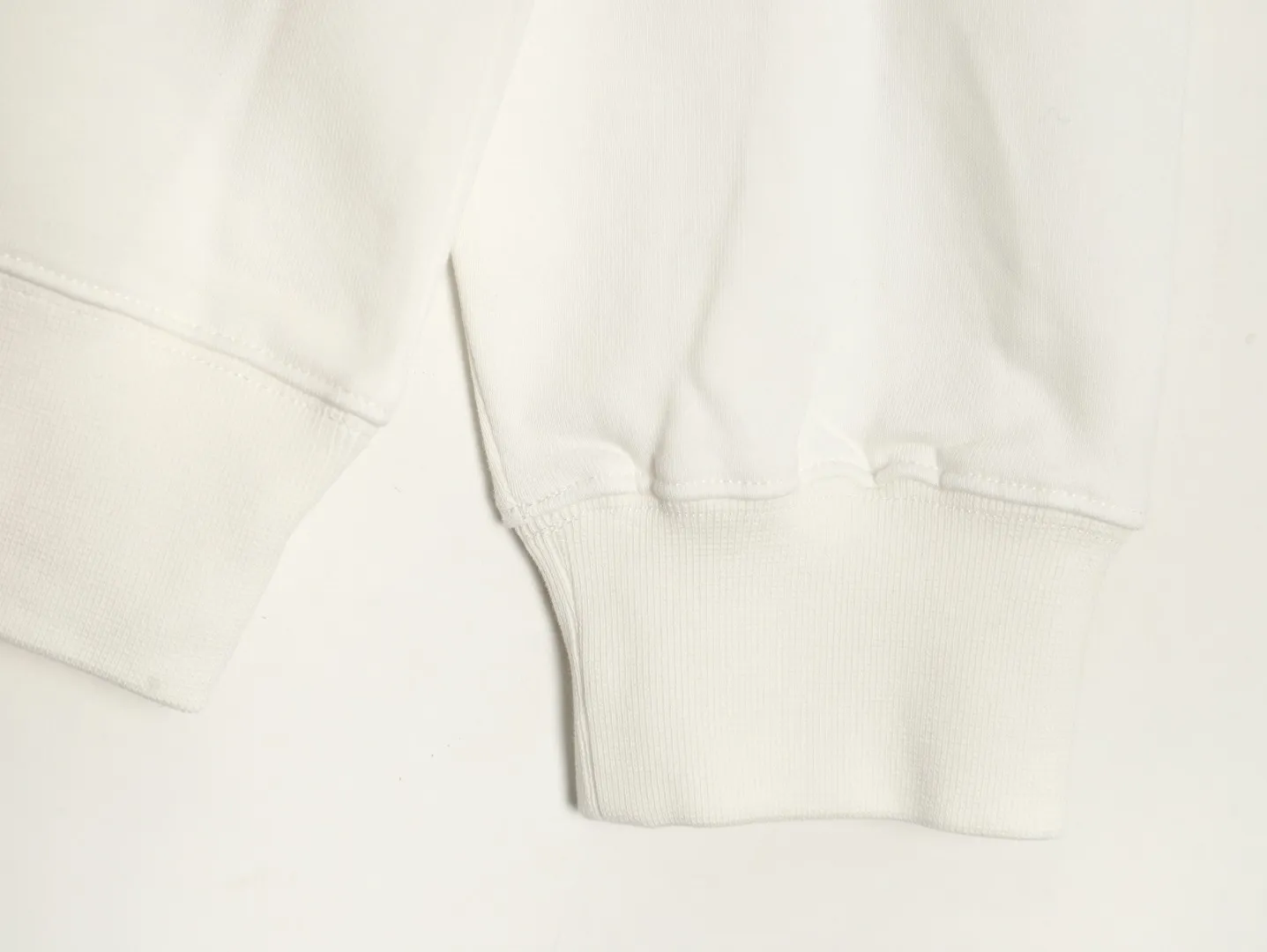 【GIVENCHY  公式旗艦店】ジバンシー 丸首の衛衣 スウェットご好評に付き再入荷！241122