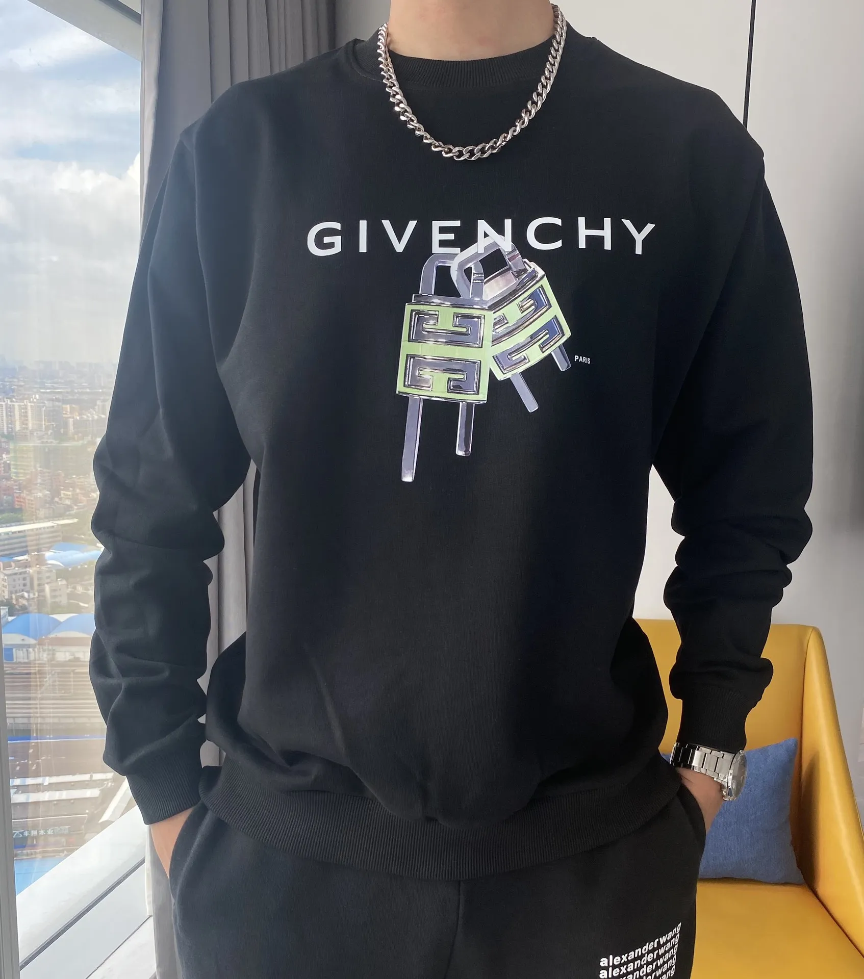 【GIVENCHY  公式旗艦店】ジバンシー 丸首の衛衣 スウェットご好評に付き再入荷！