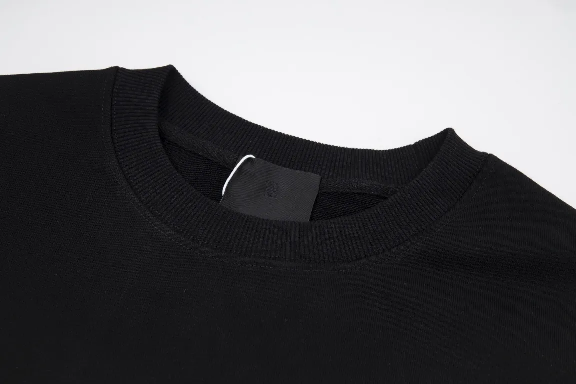 【GIVENCHY  公式旗艦店】ジバンシー 丸首の衛衣 スウェットご好評に付き再入荷！