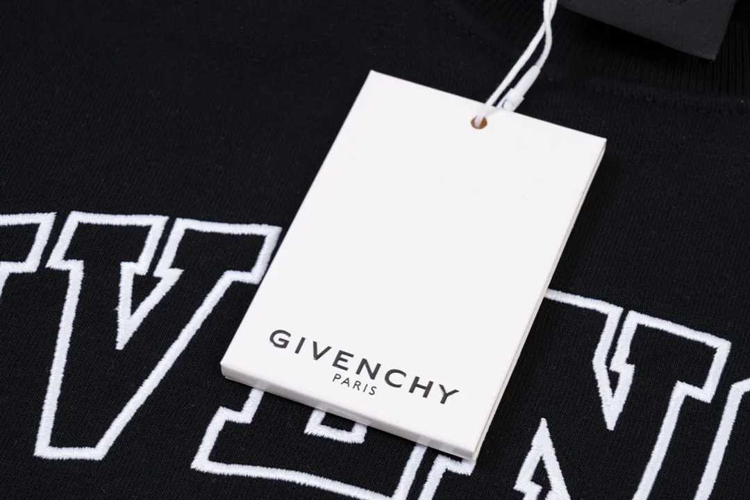 【GIVENCHY 公式旗艦店】ジバンシー  丸首の衛衣 スウェットご好評に付き再入荷！