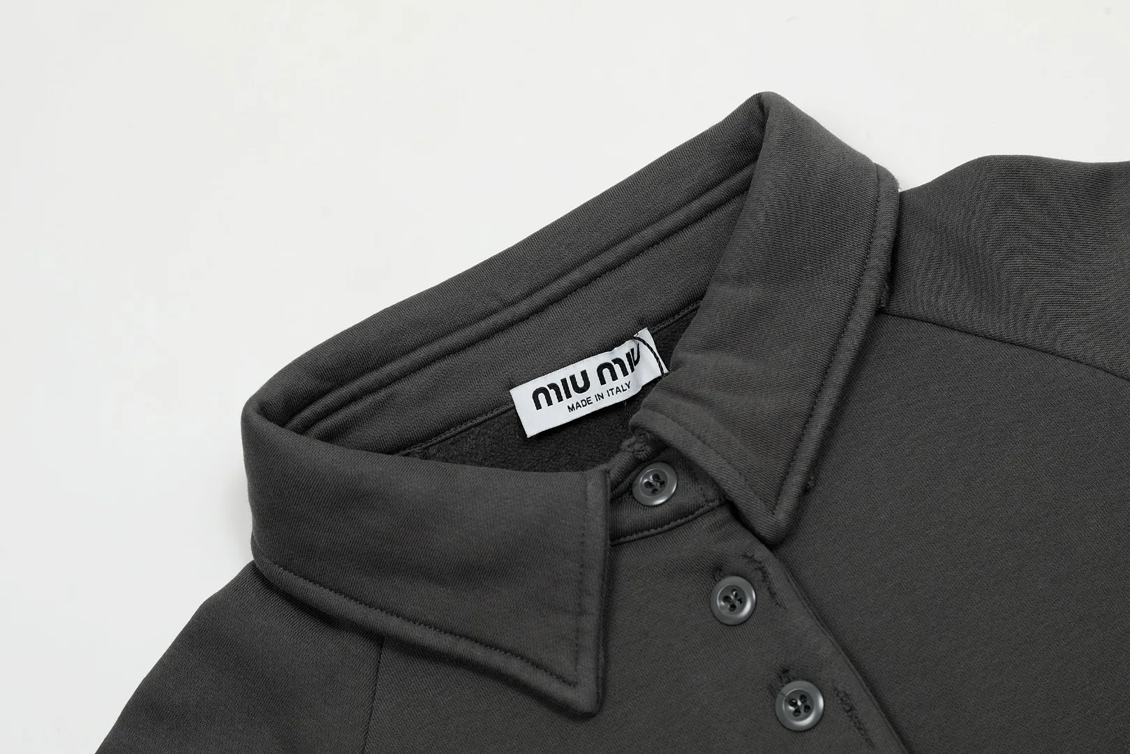 【Miumiu 公式旗艦店】ミュウミュウ  丸首の衛衣 スウェット ご好評に付き再入荷！241122
