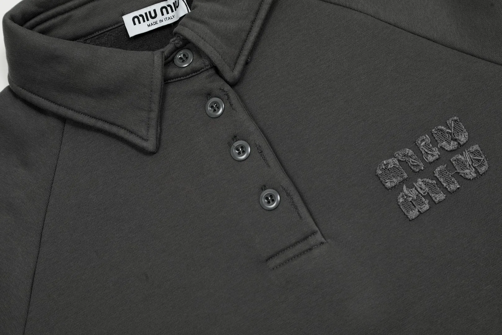 【Miumiu 公式旗艦店】ミュウミュウ  丸首の衛衣 スウェット ご好評に付き再入荷！241122