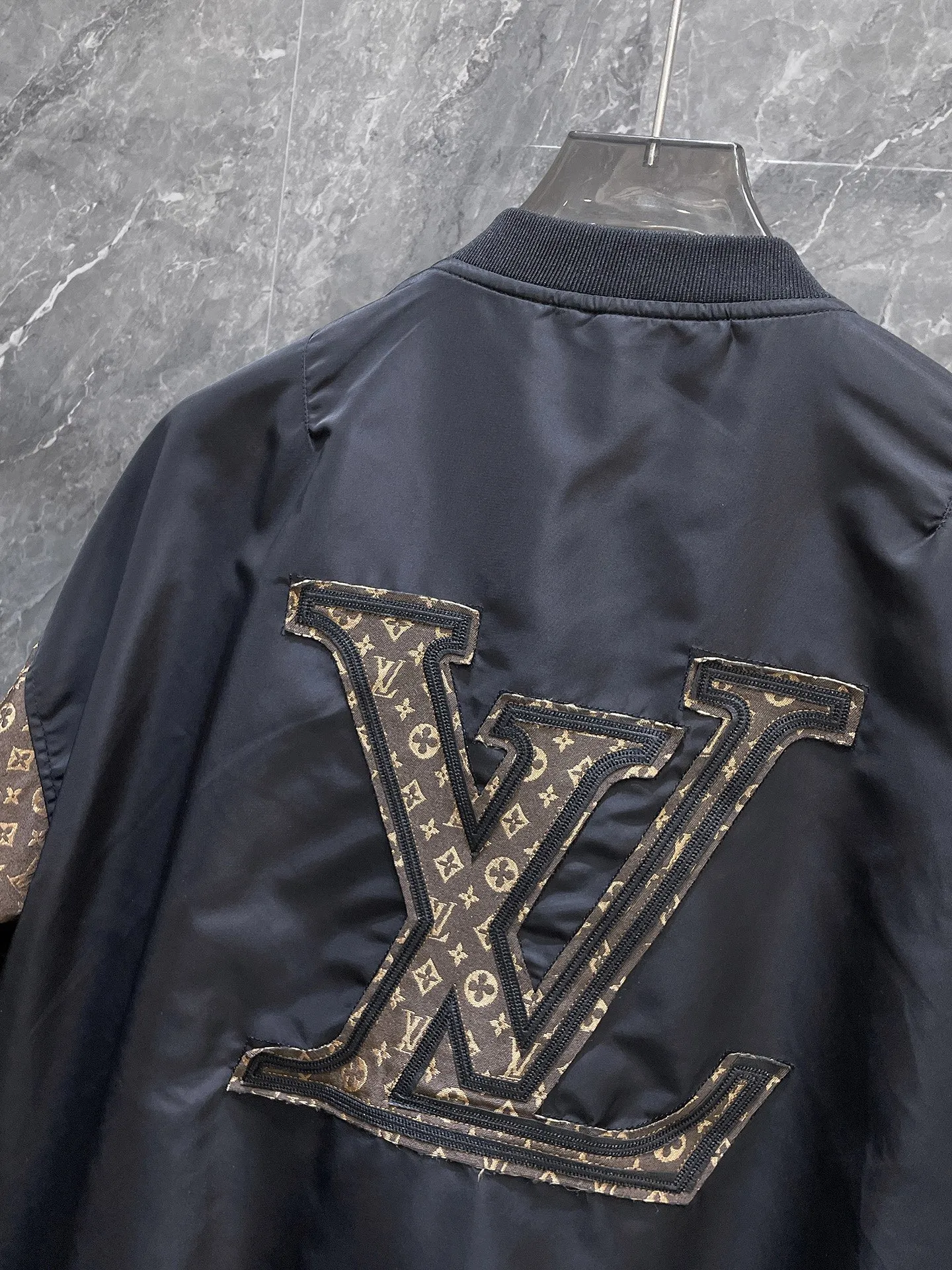 LV【LOUIS VUITTON 公式旗艦店】ルイヴィトン  ジャケット着 ご好評に付き再入荷！250106