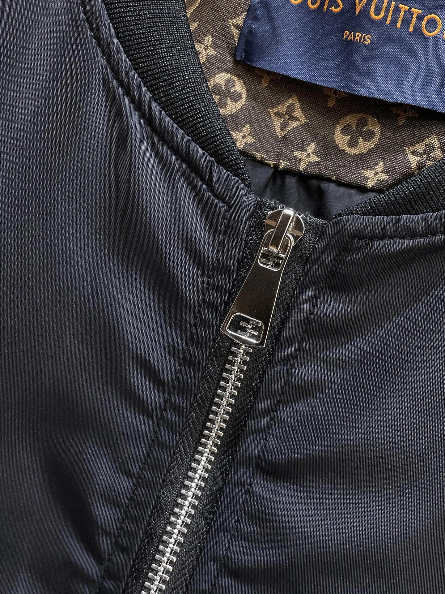 LV【LOUIS VUITTON 公式旗艦店】ルイヴィトン  ジャケット着 ご好評に付き再入荷！250106