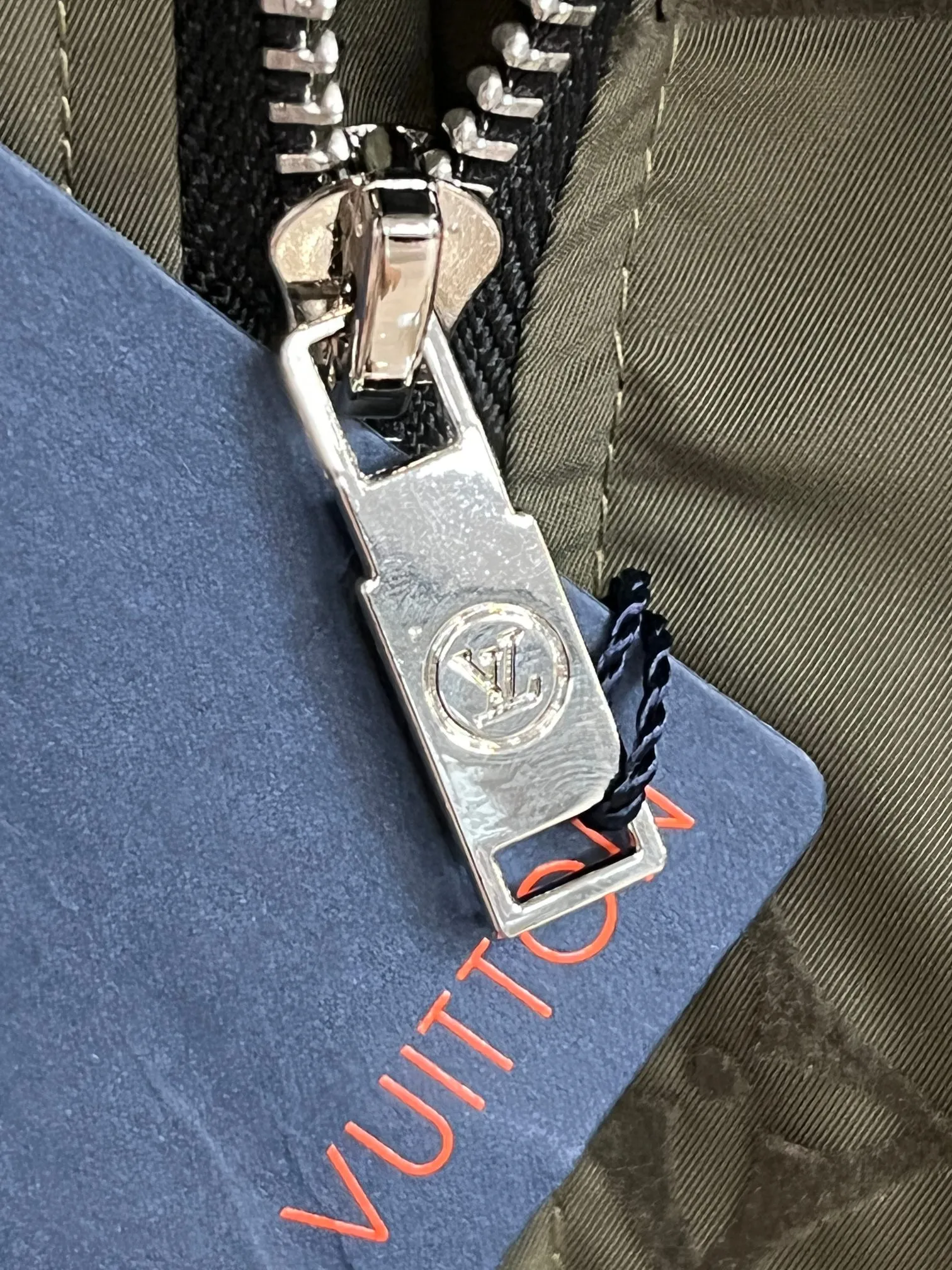 LV【LOUIS VUITTON 公式旗艦店】ルイヴィトン  ジャケット着 ご好評に付き再入荷！250106
