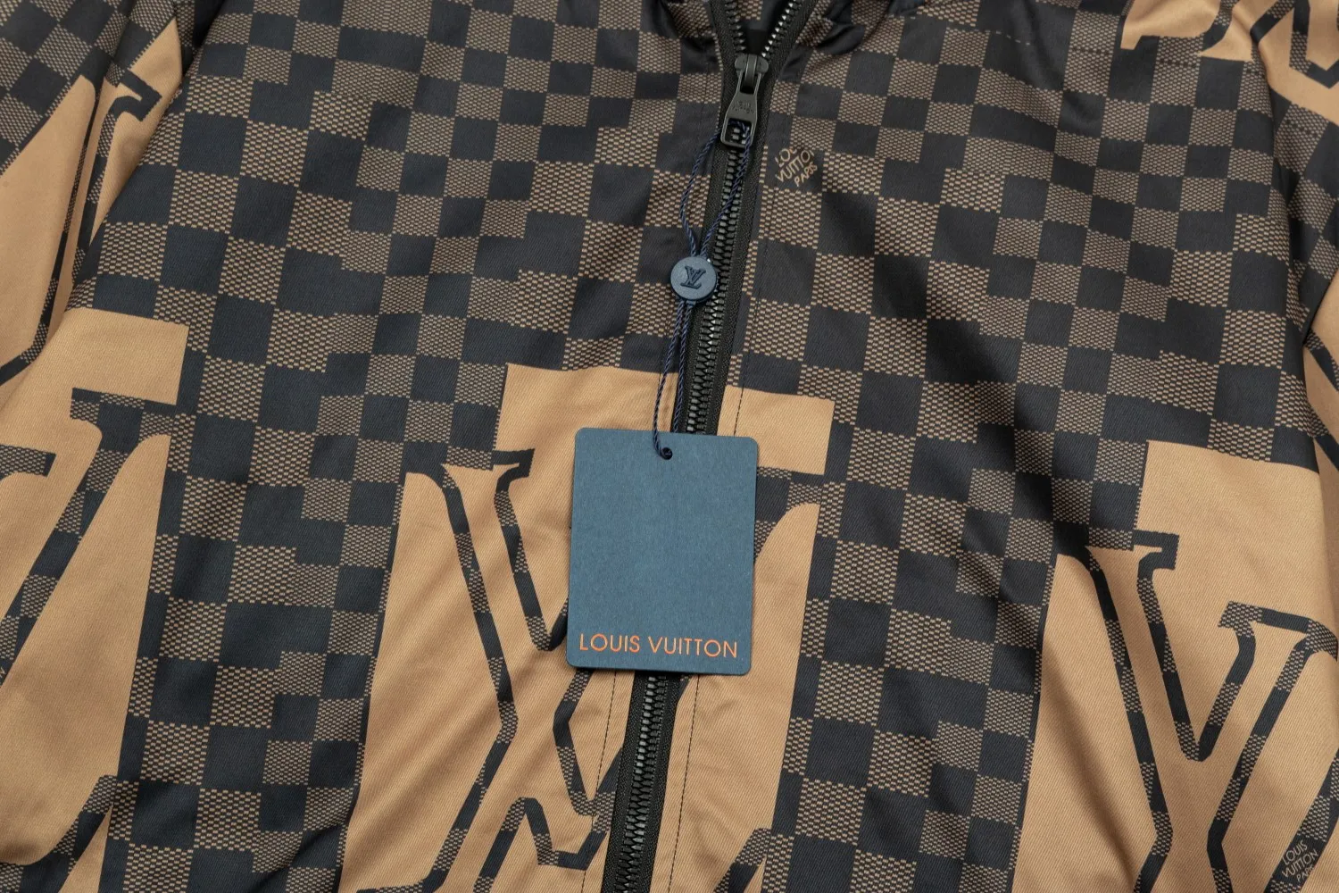 LV 【LOUIS VUITTON 公式旗艦店】ルイヴィトン  ジャケット着 ご好評に付き再入荷！241021