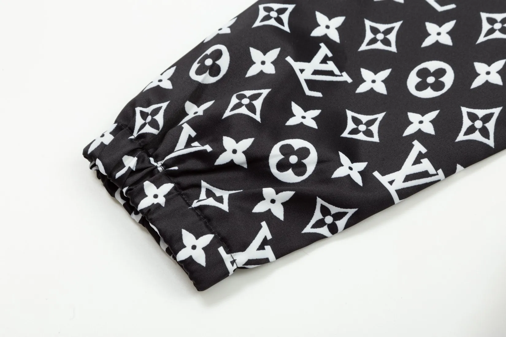 LV 【LOUIS VUITTON 公式旗艦店】ルイヴィトン  ジャケット着 ご好評に付き再入荷！241021