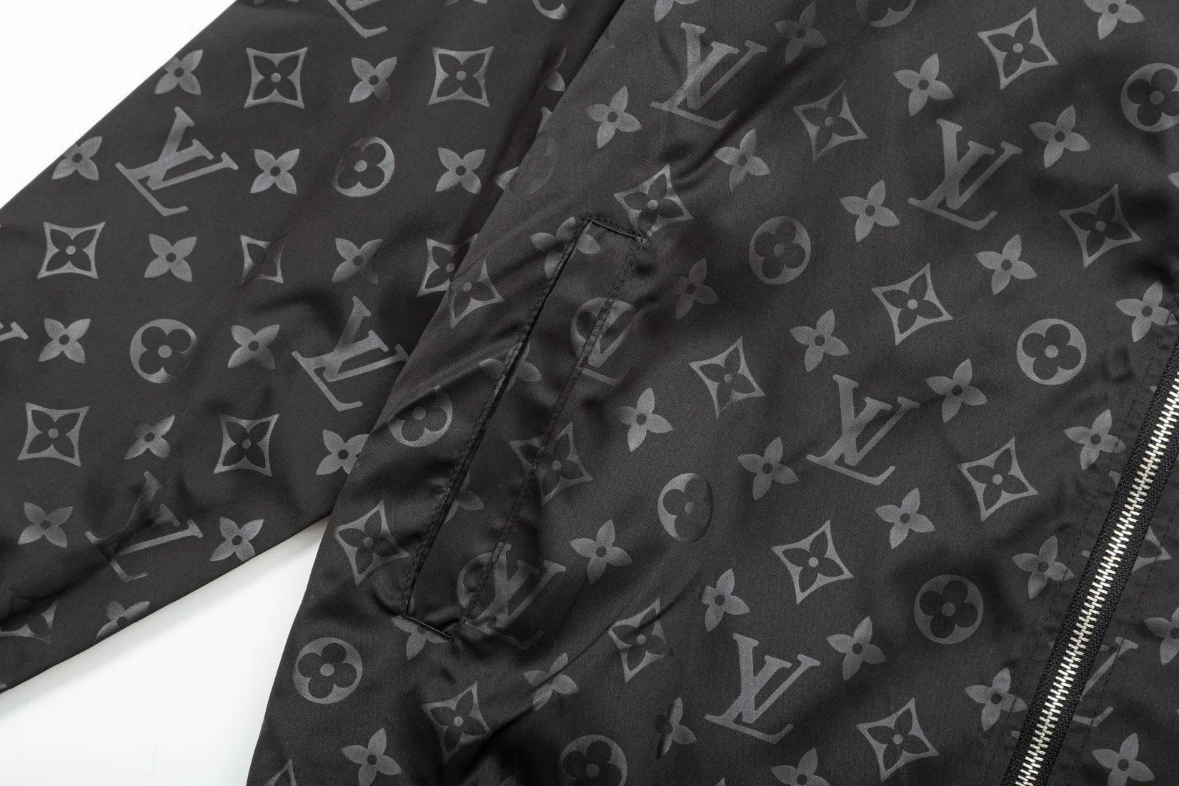 LV 【LOUIS VUITTON 公式旗艦店】ルイヴィトン  ジャケット着 ご好評に付き再入荷！241021