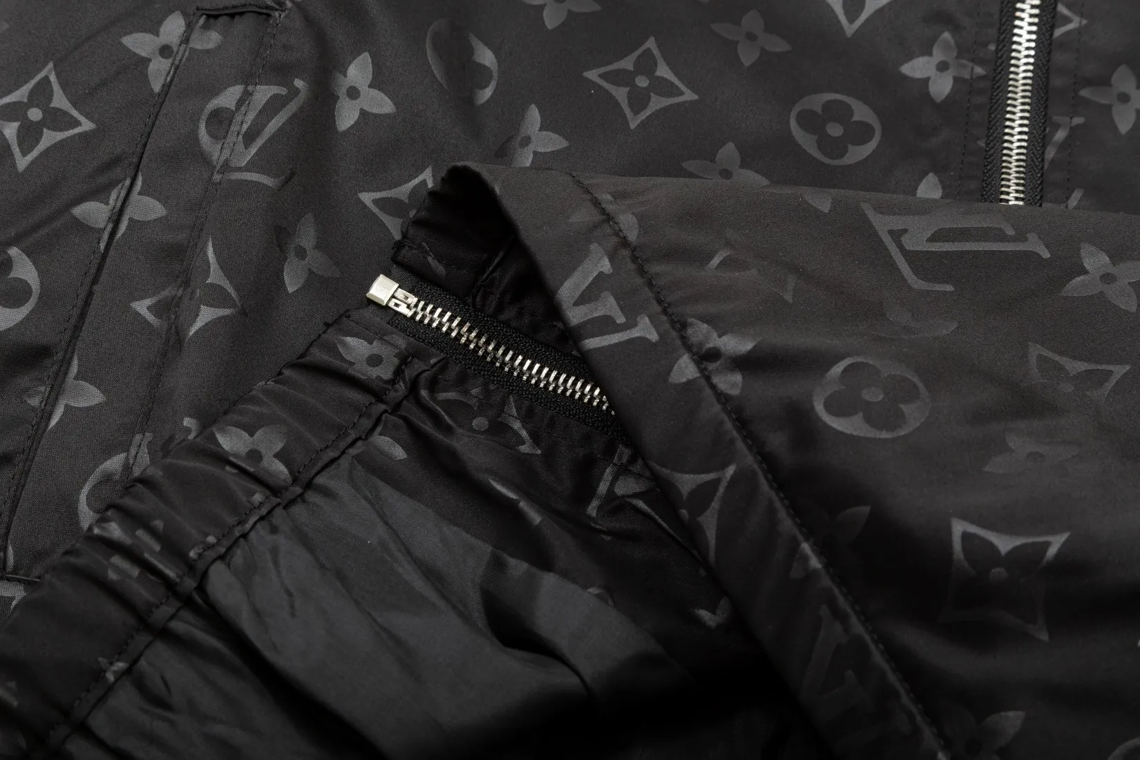 LV 【LOUIS VUITTON 公式旗艦店】ルイヴィトン  ジャケット着 ご好評に付き再入荷！241021