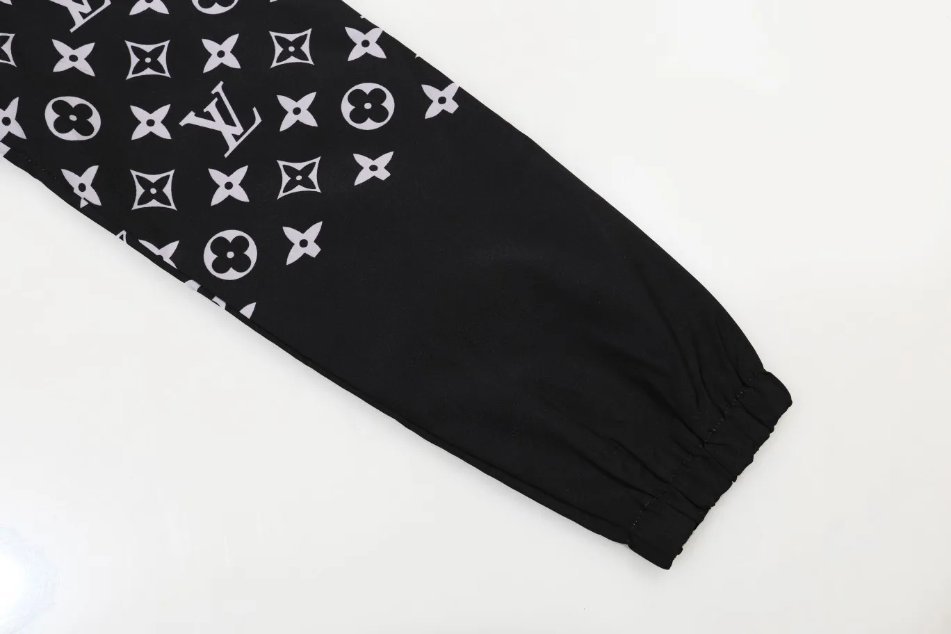 【LOUIS VUITTON】ルイヴィトン   ジャケット着ご好評に付き再入荷！240921