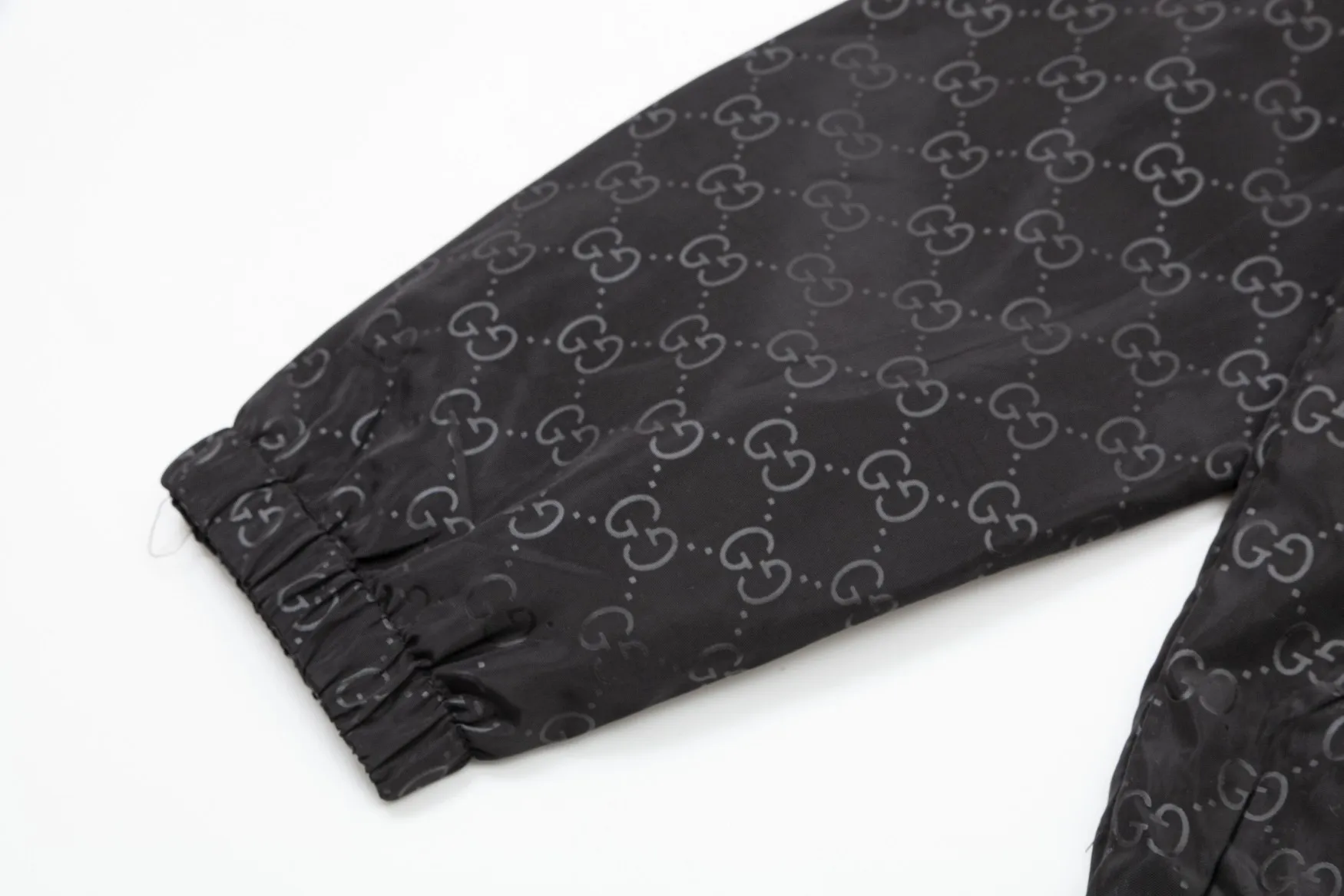 【GUCCI 公式旗艦店】グッチ  ジャケット着 好評に付き再入荷 240828