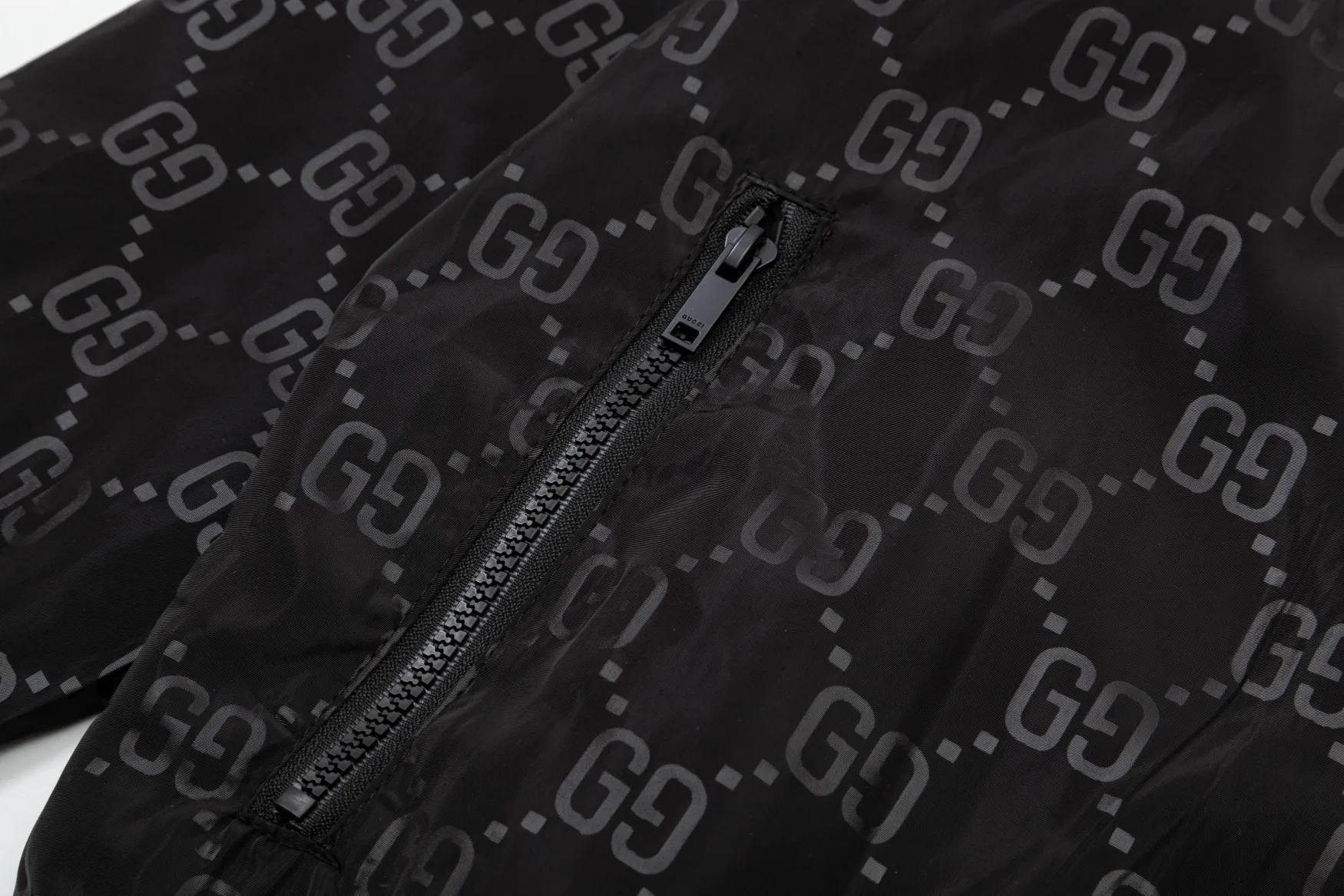 【GUCCI 公式旗艦店】グッチ  ジャケット着 好評に付き再入荷 240828