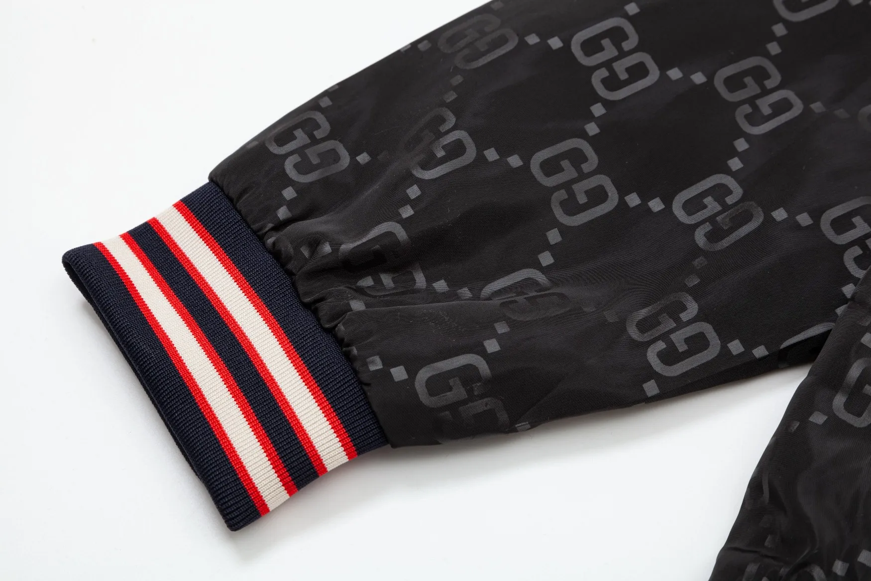 【GUCCI 公式旗艦店】グッチ  ジャケット着 好評に付き再入荷 240828