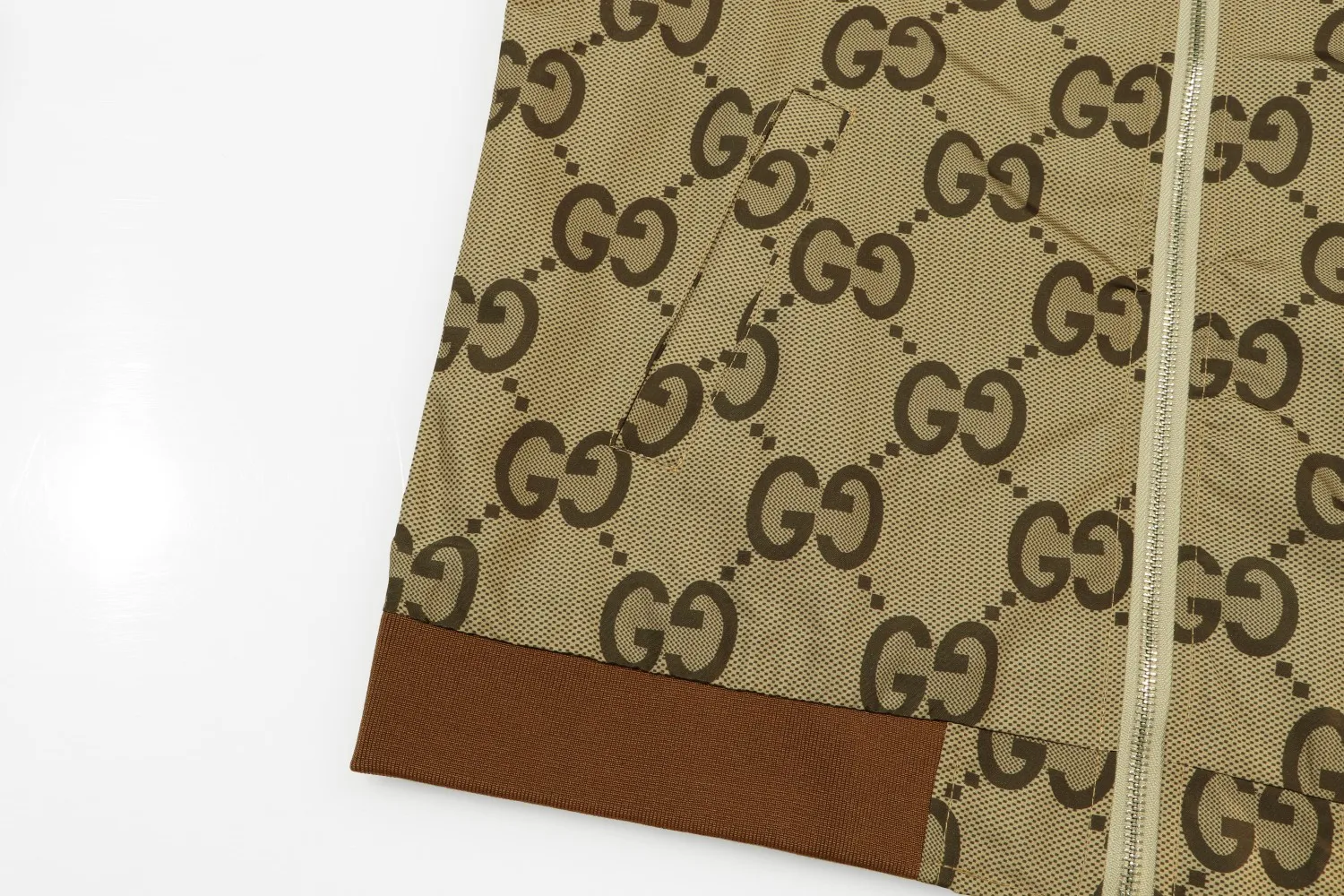 【GUCCI  公式旗艦店】グッチ   ジャケット着 好評に付き再入荷 240826