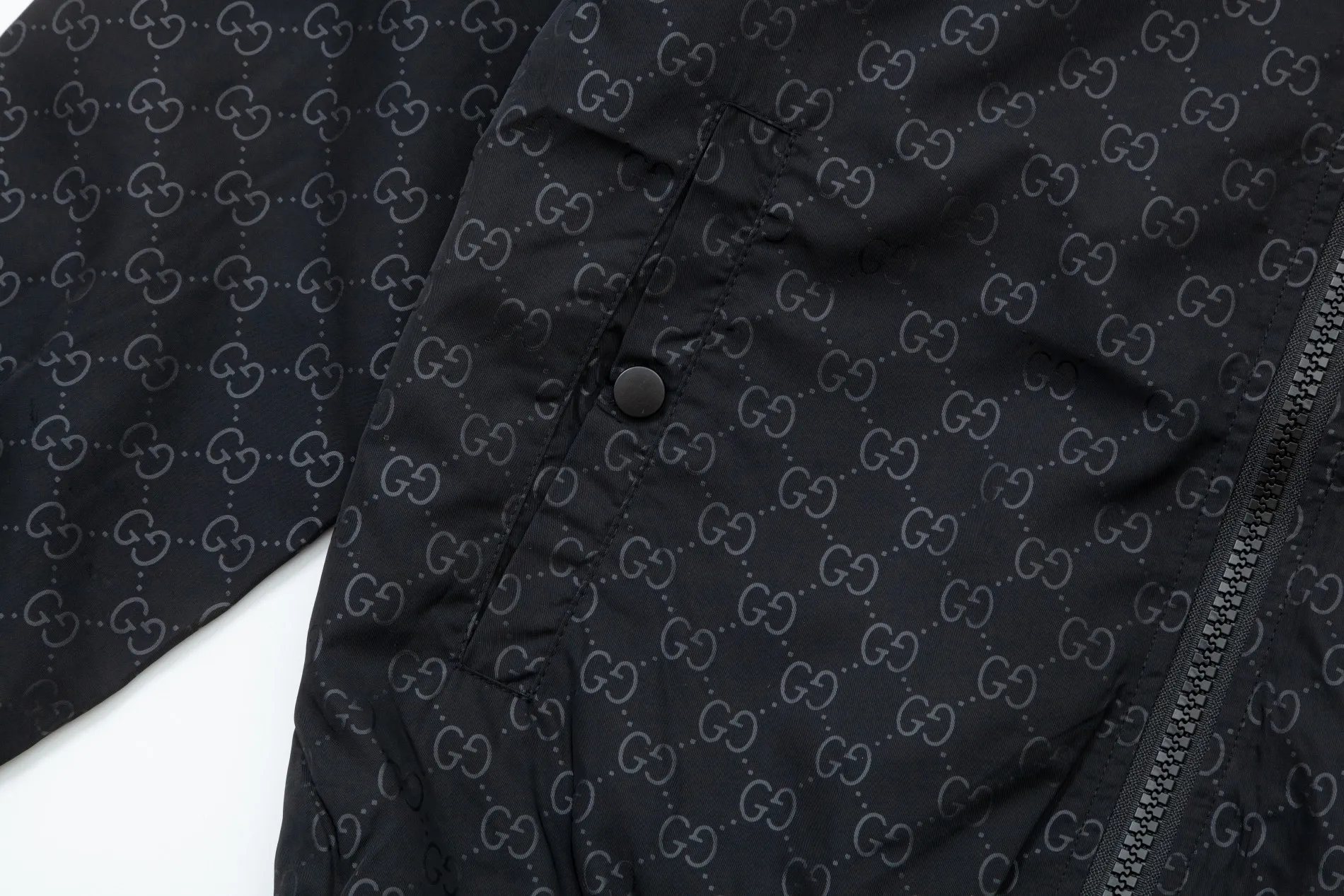 【GUCCI  公式旗艦店】グッチ  ジャケット着 好評に付き再入荷 240826