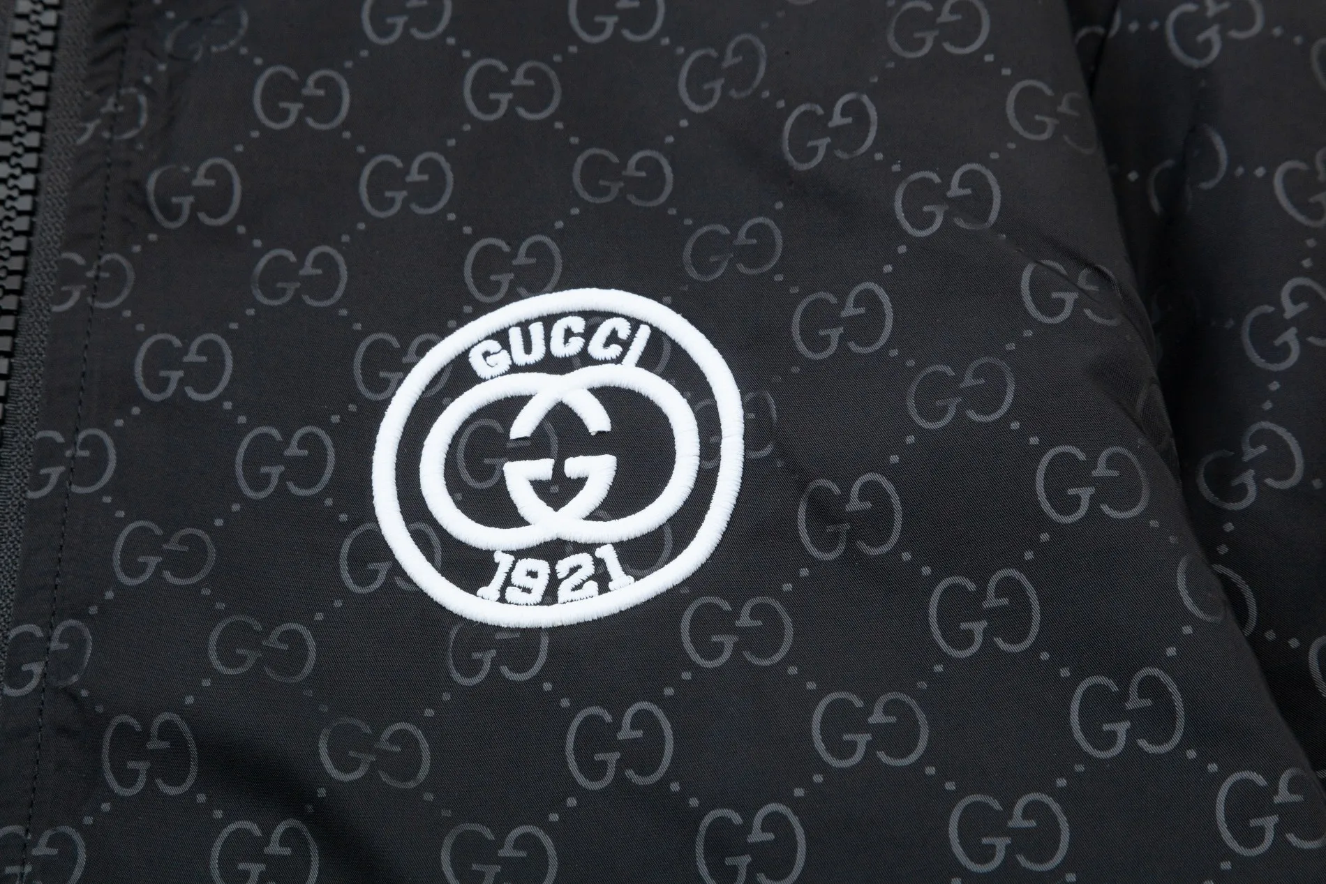 【GUCCI  公式旗艦店】グッチ  ジャケット着 好評に付き再入荷 240826