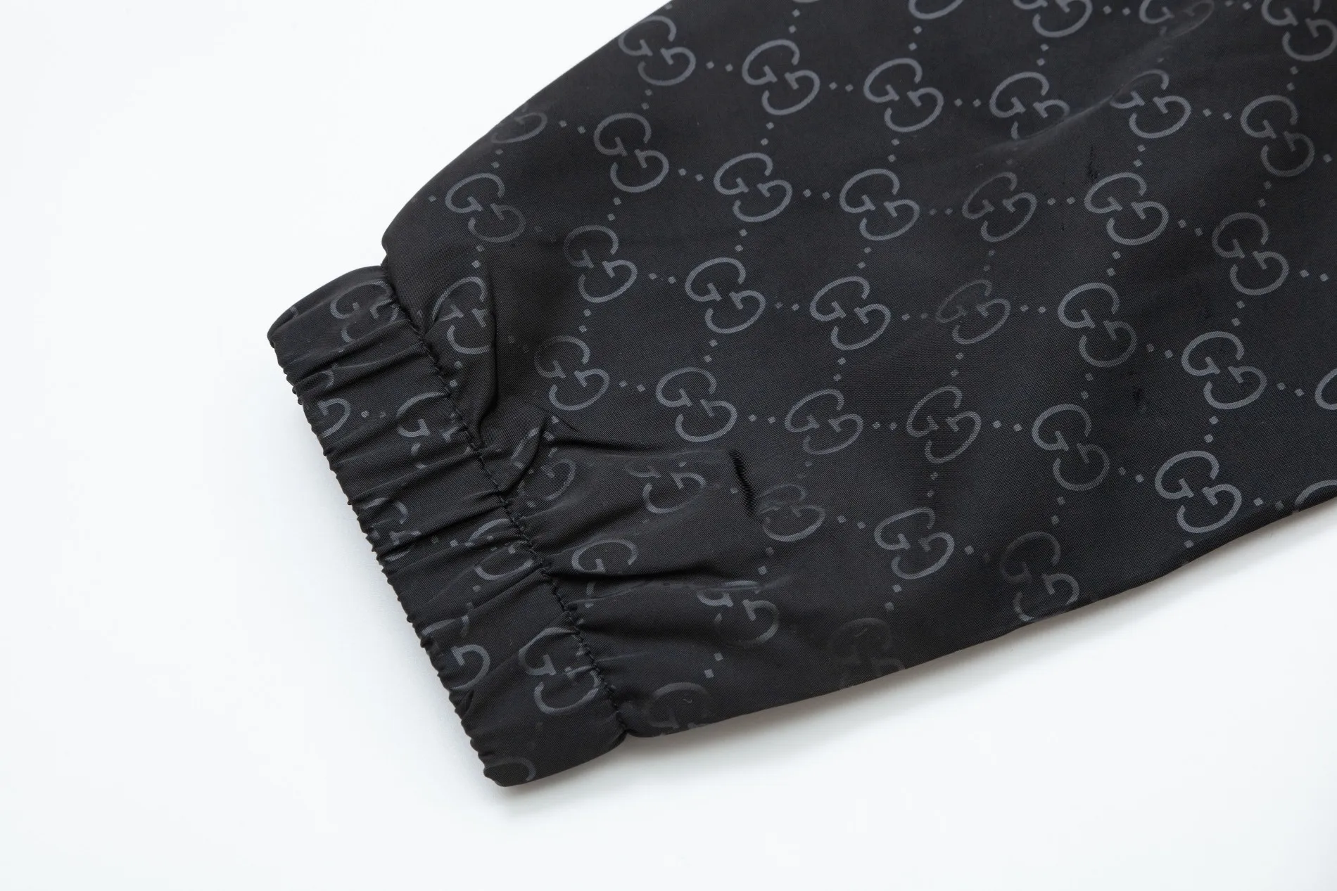 【GUCCI  公式旗艦店】グッチ  ジャケット着 好評に付き再入荷 240826