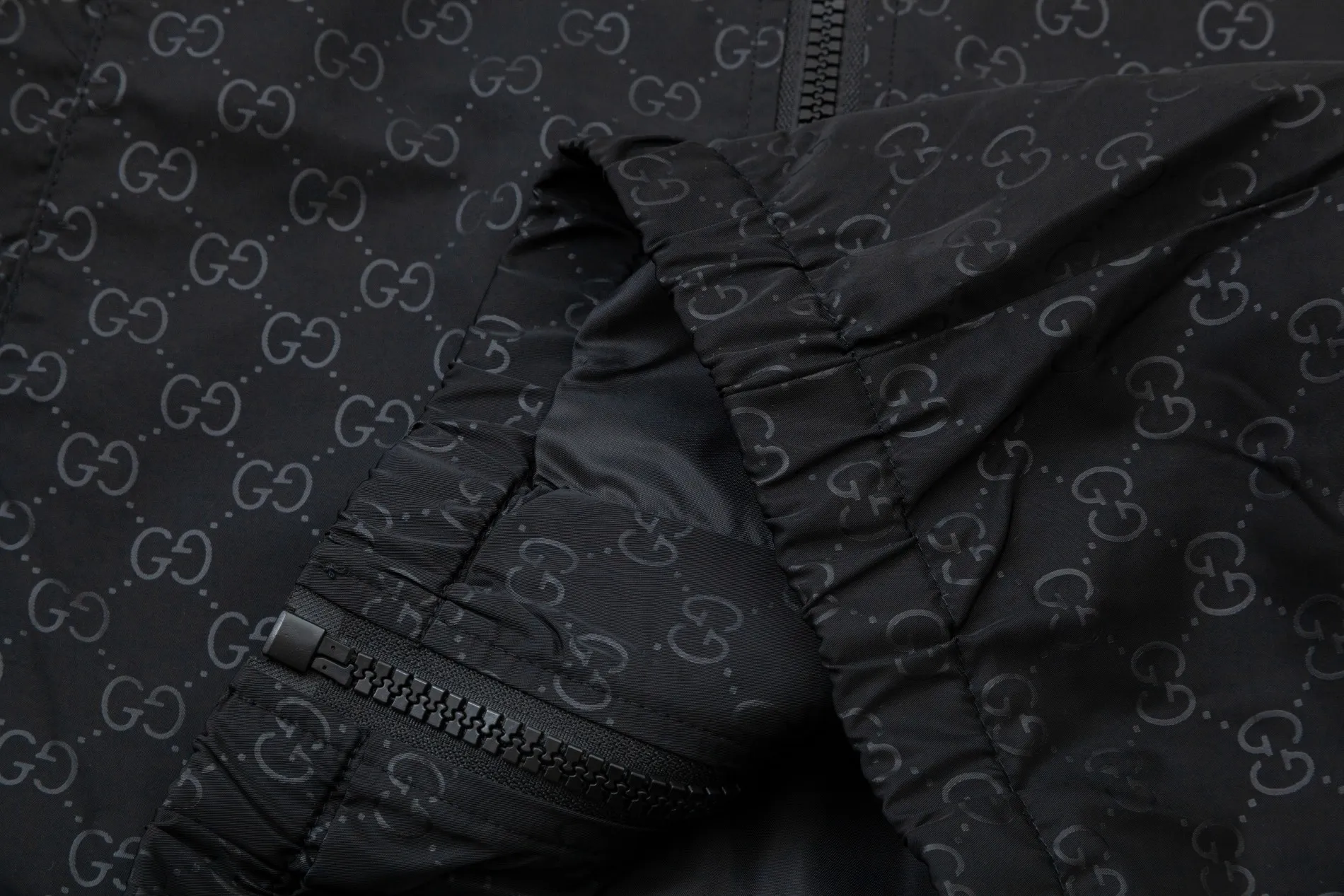 【GUCCI  公式旗艦店】グッチ  ジャケット着 好評に付き再入荷 240826