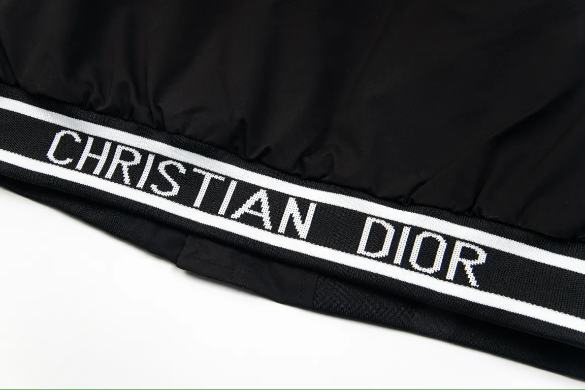 【DIOR  公式旗艦店】ディオール  ジャケット着 好評に付き再入荷！241223