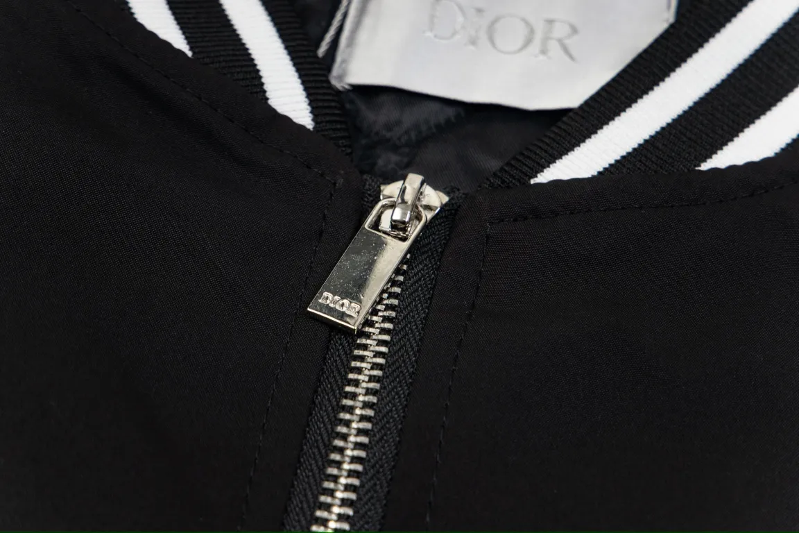 【DIOR  公式旗艦店】ディオール  ジャケット着 好評に付き再入荷！241223