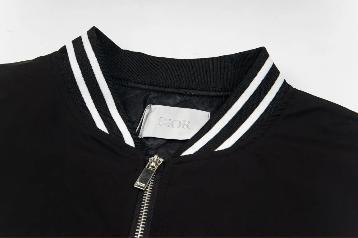【DIOR  公式旗艦店】ディオール  ジャケット着 好評に付き再入荷！241223