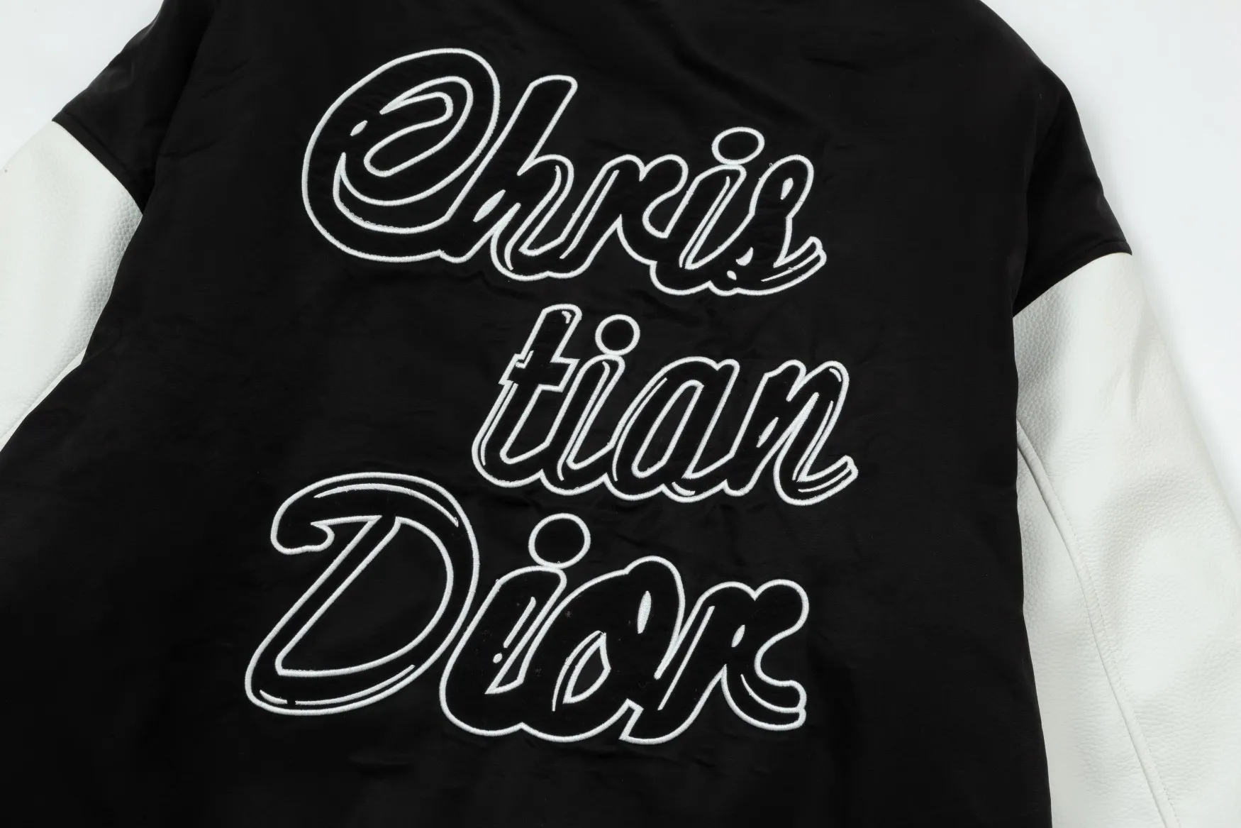 【DIOR  公式旗艦店】ディオール  ジャケット着 ご好評に付き再入荷！241212