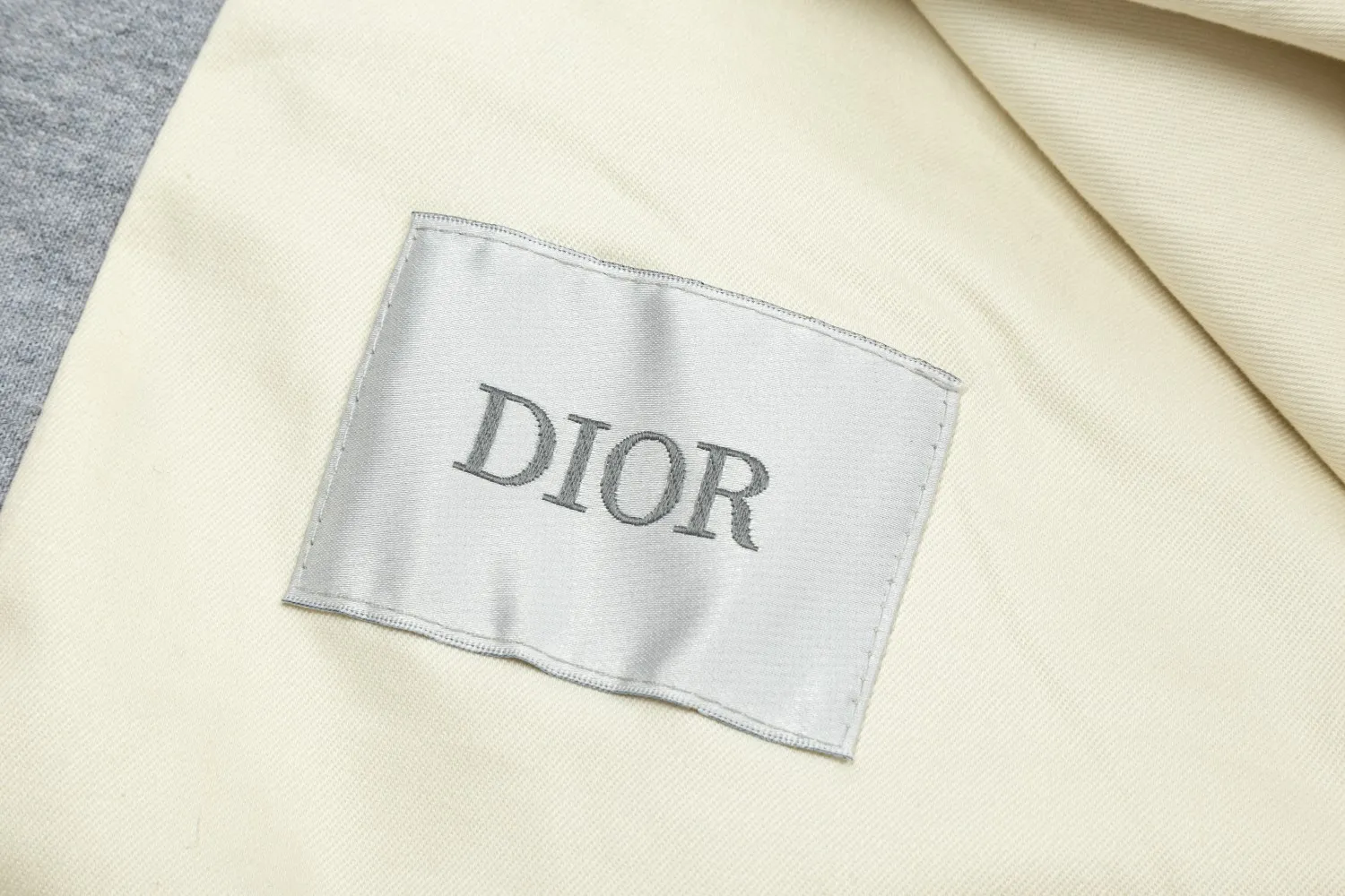 【DIOR  公式旗艦店】ディオール  ジャケット着 ご好評に付き再入荷！241023