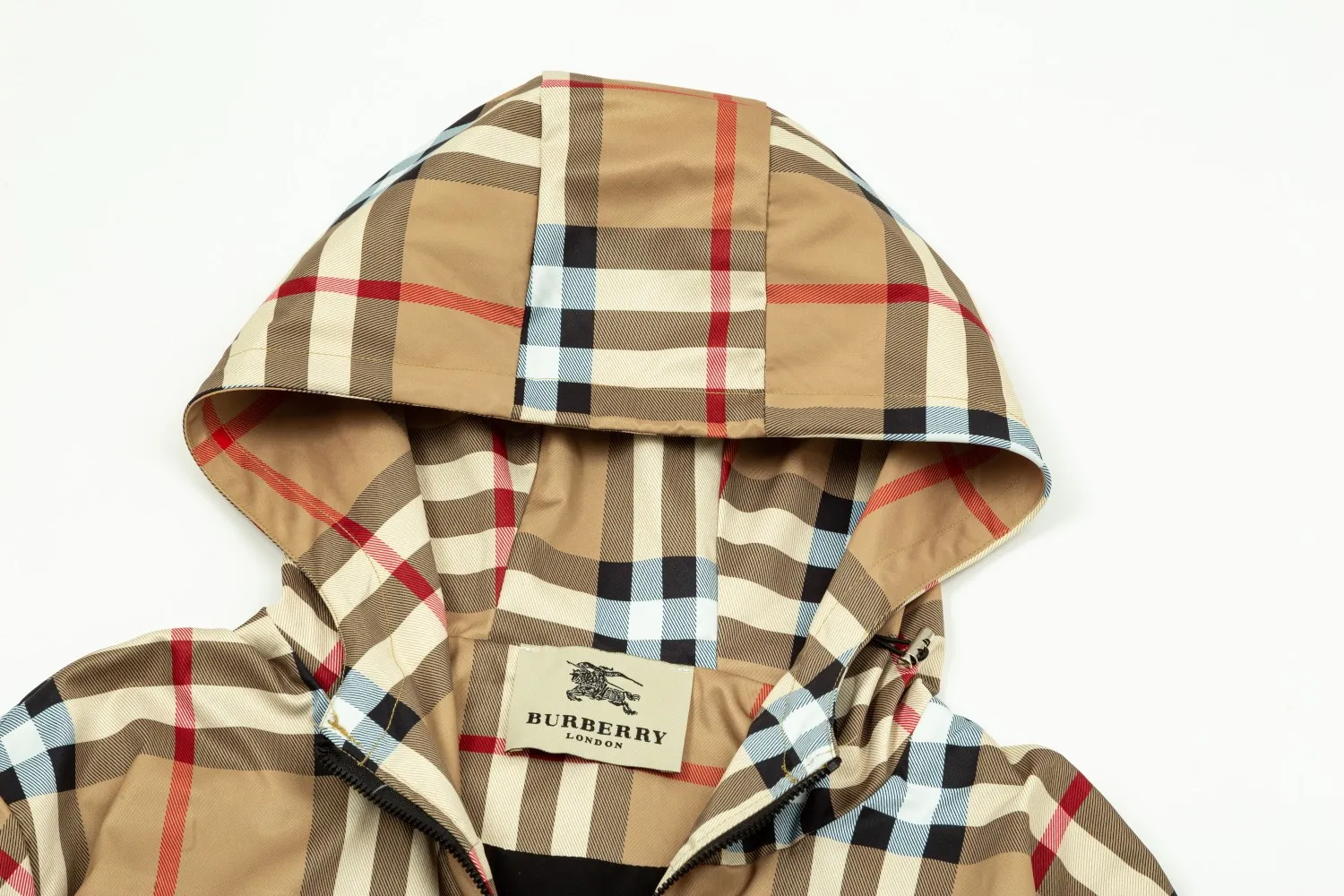 【BURBERRY  公式旗艦店】バーバリー  ジャケット着 ご好評に付き再入荷！241022