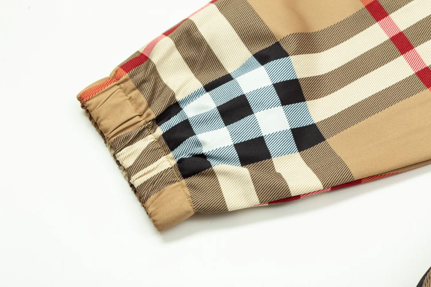 【BURBERRY  公式旗艦店】バーバリー  ジャケット着 ご好評に付き再入荷！241022