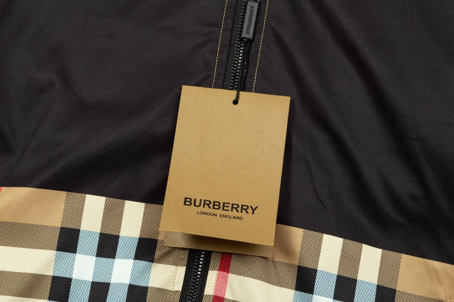 【BURBERRY  公式旗艦店】バーバリー  ジャケット着 ご好評に付き再入荷！241022
