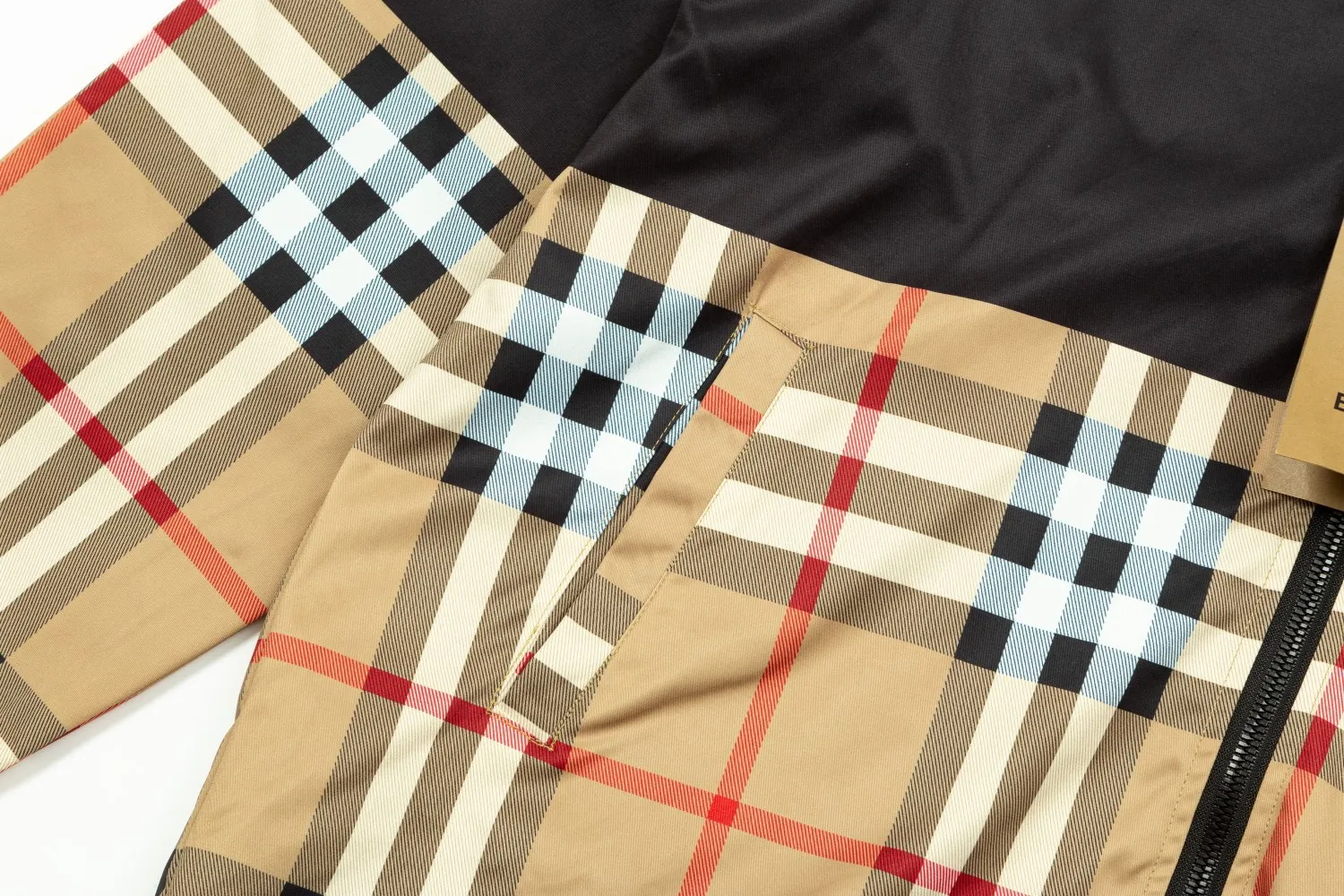 【BURBERRY  公式旗艦店】バーバリー  ジャケット着 ご好評に付き再入荷！241022
