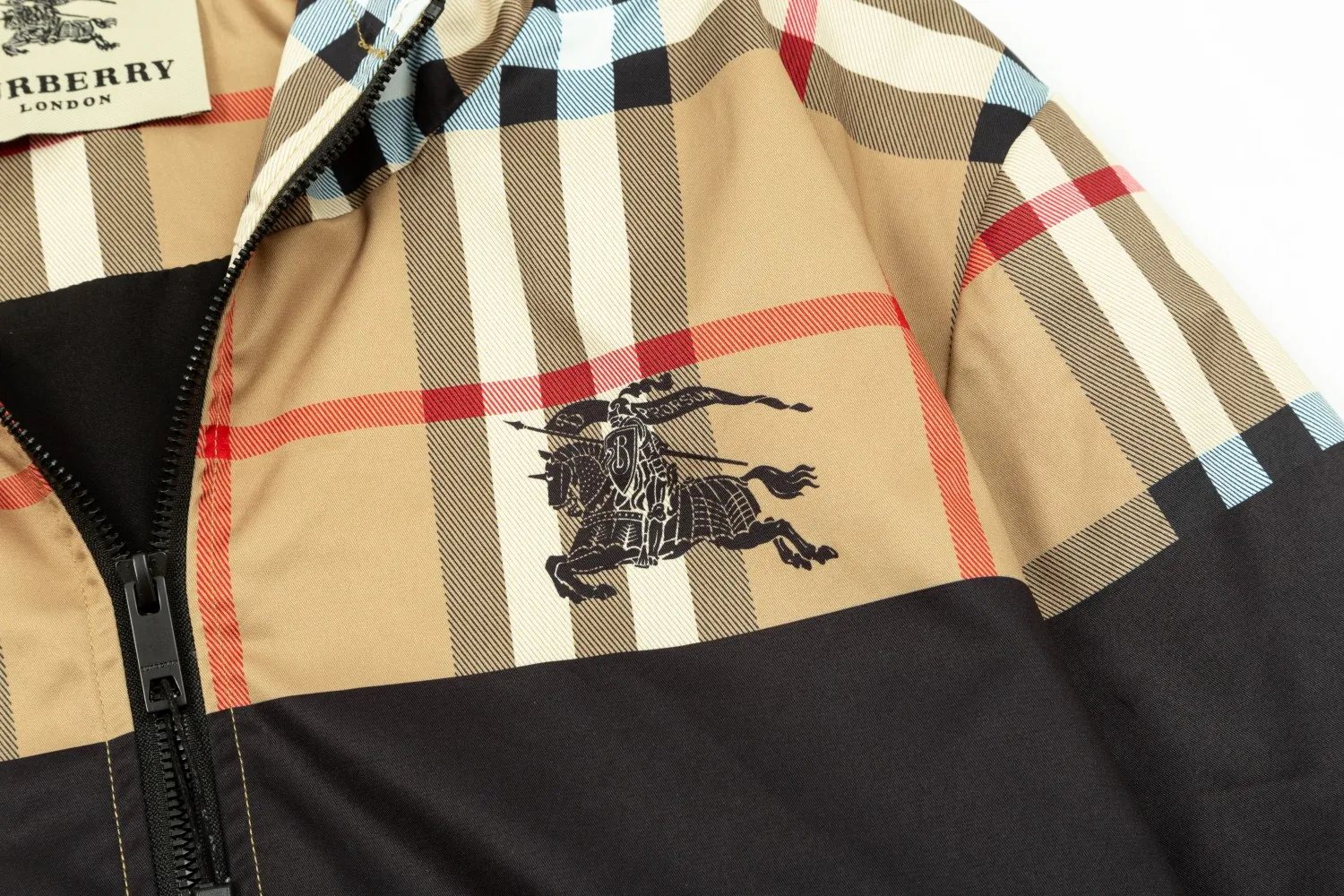 【BURBERRY  公式旗艦店】バーバリー  ジャケット着 ご好評に付き再入荷！241022