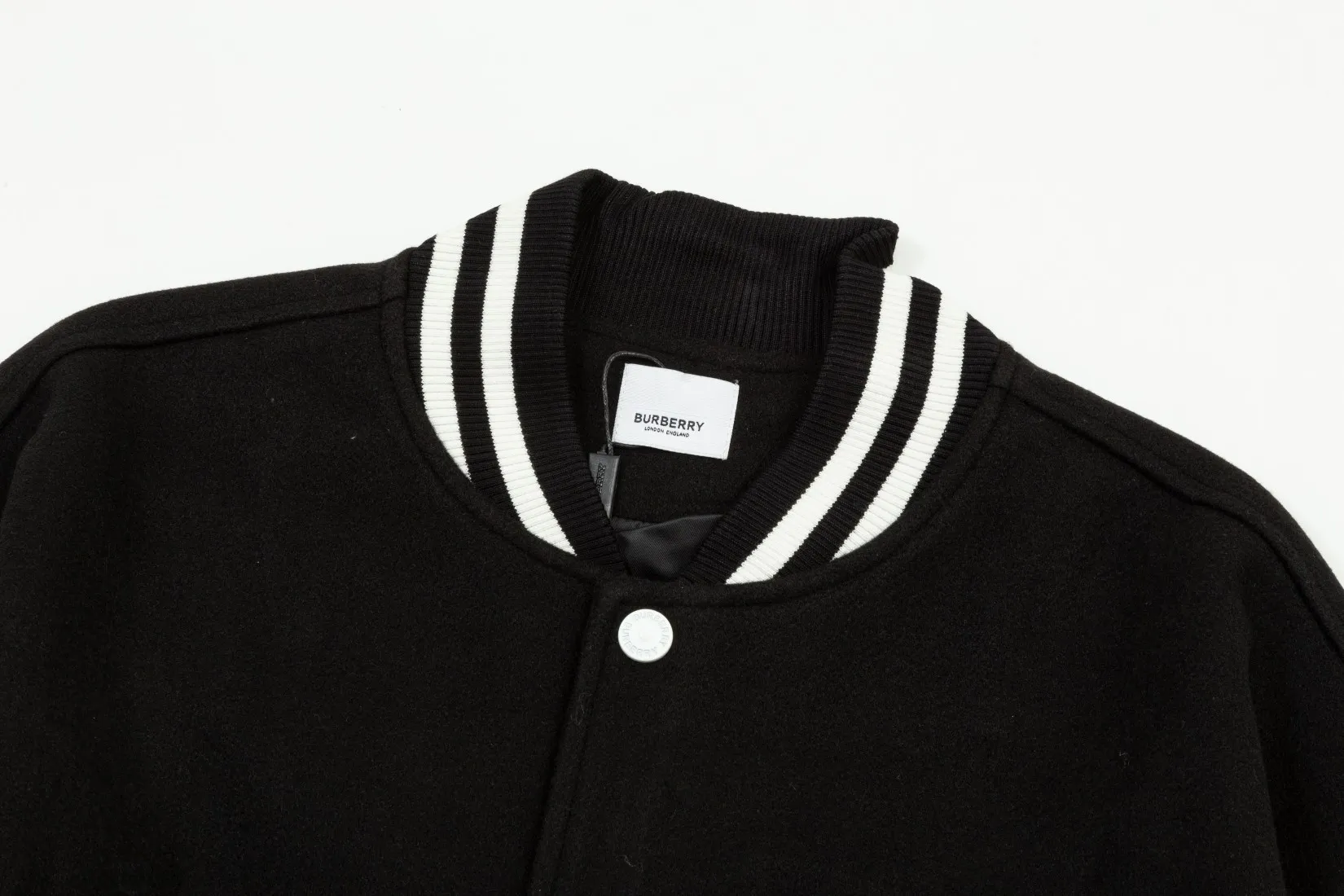 【BURBERRY  公式旗艦店】バーバリー  ジャケット着 ご好評に付き再入荷！241022