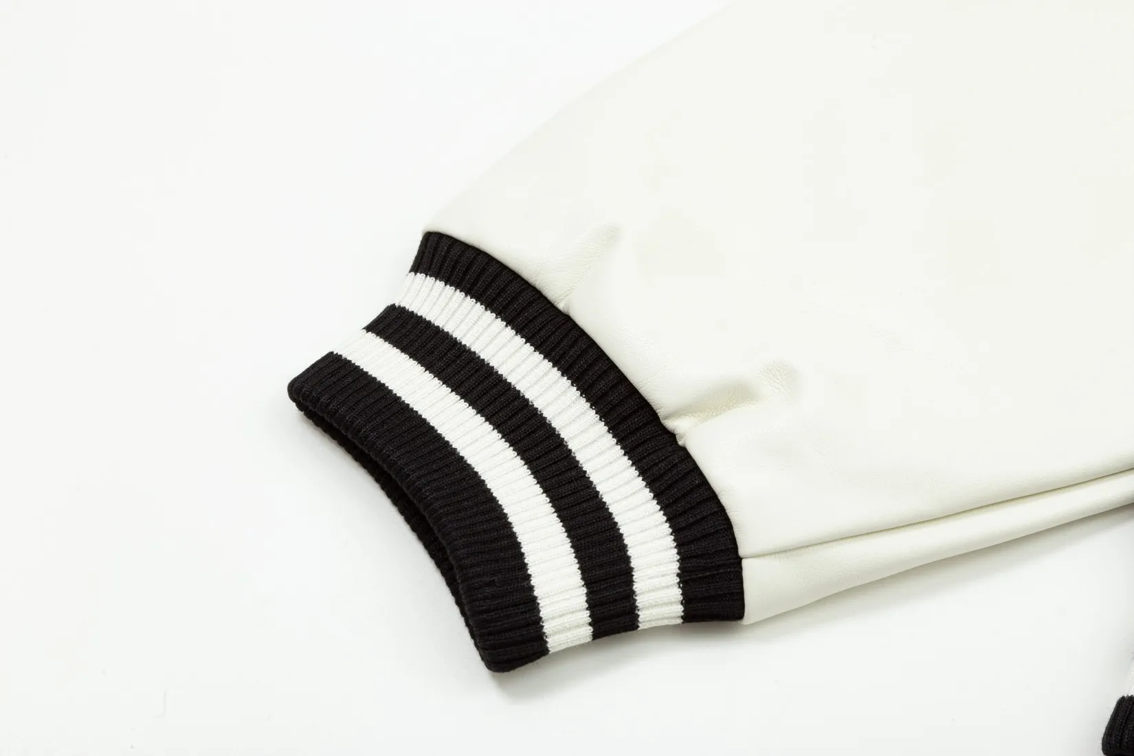 【BURBERRY  公式旗艦店】バーバリー  ジャケット着 ご好評に付き再入荷！241022