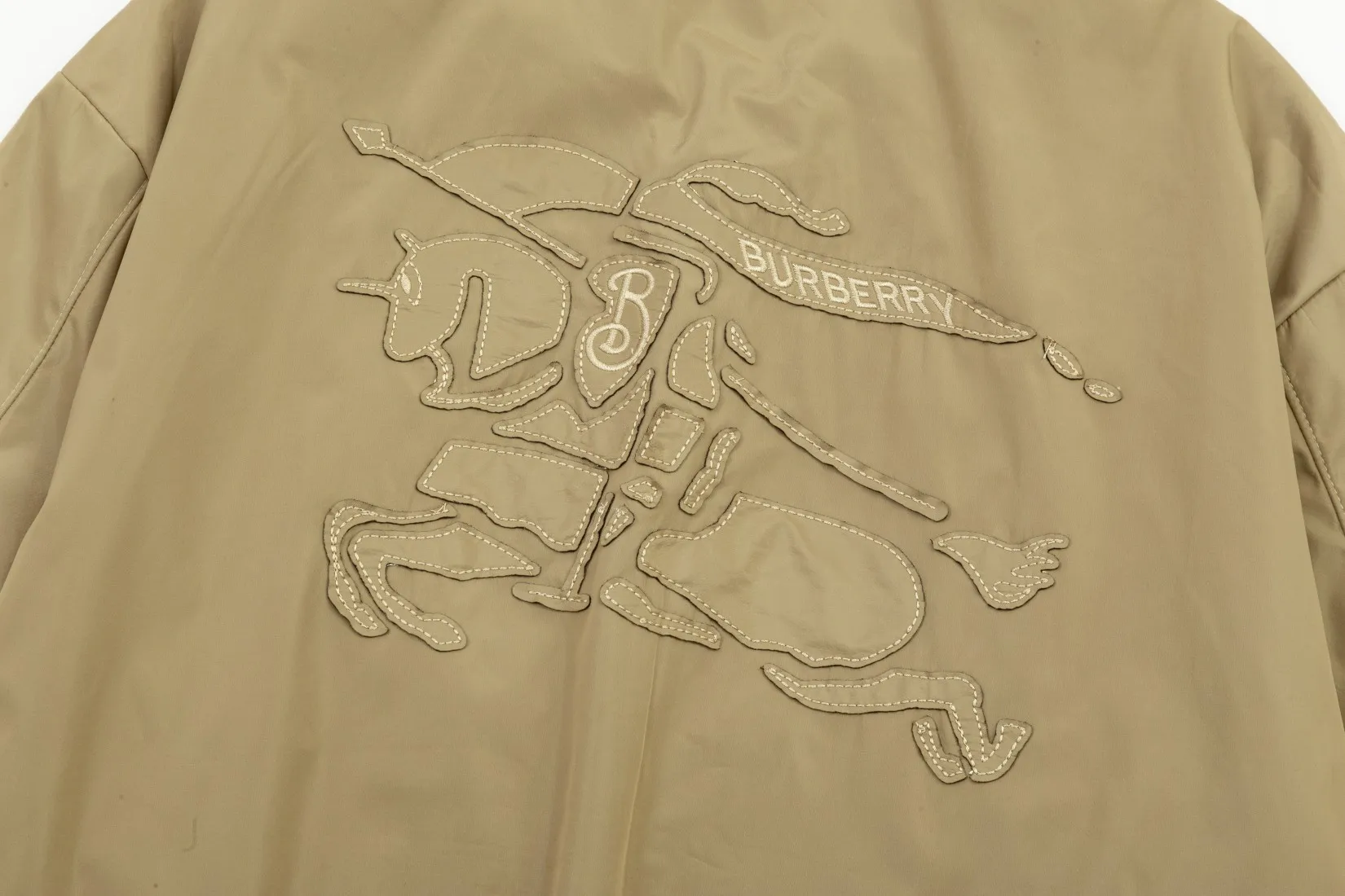 【BURBERRY  公式旗艦店】バーバリー  ジャケット着 ご好評に付き再入荷！241022