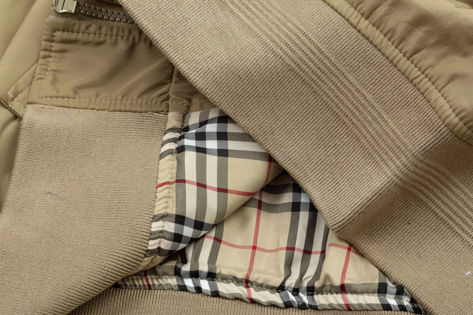 【BURBERRY  公式旗艦店】バーバリー  ジャケット着 ご好評に付き再入荷！241022