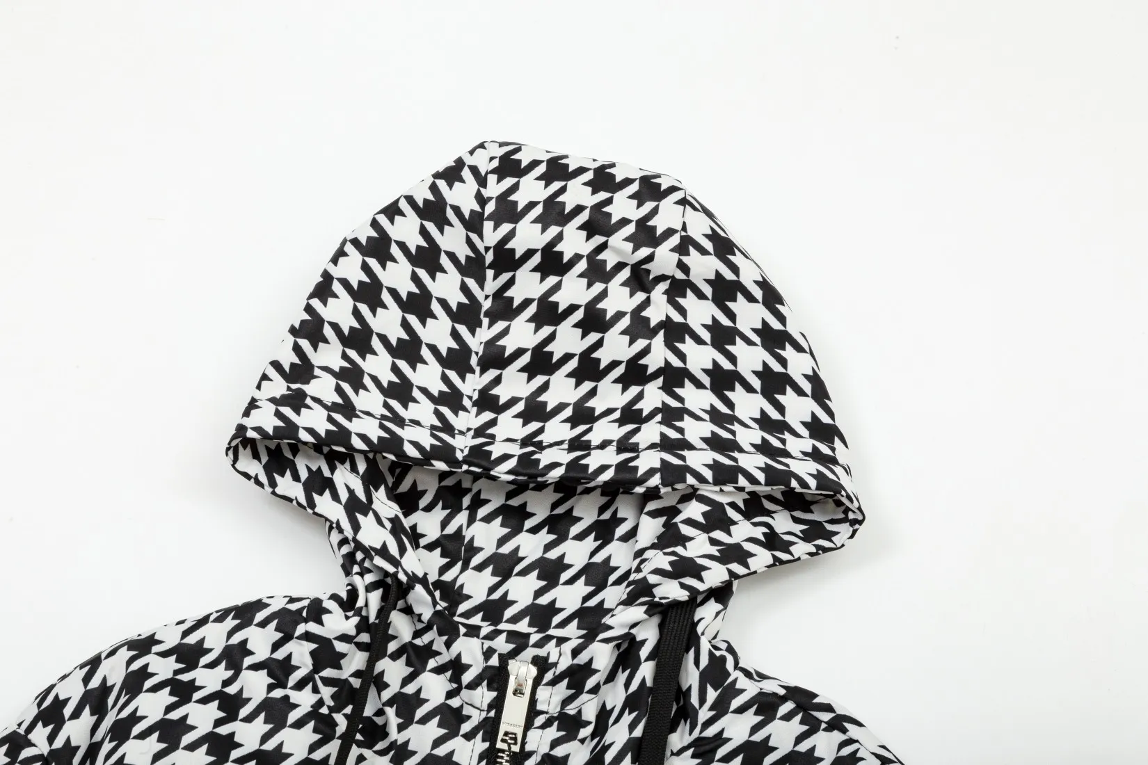 【BURBERRY  公式旗艦店】バーバリー  ジャケット着 ご好評に付き再入荷！241022