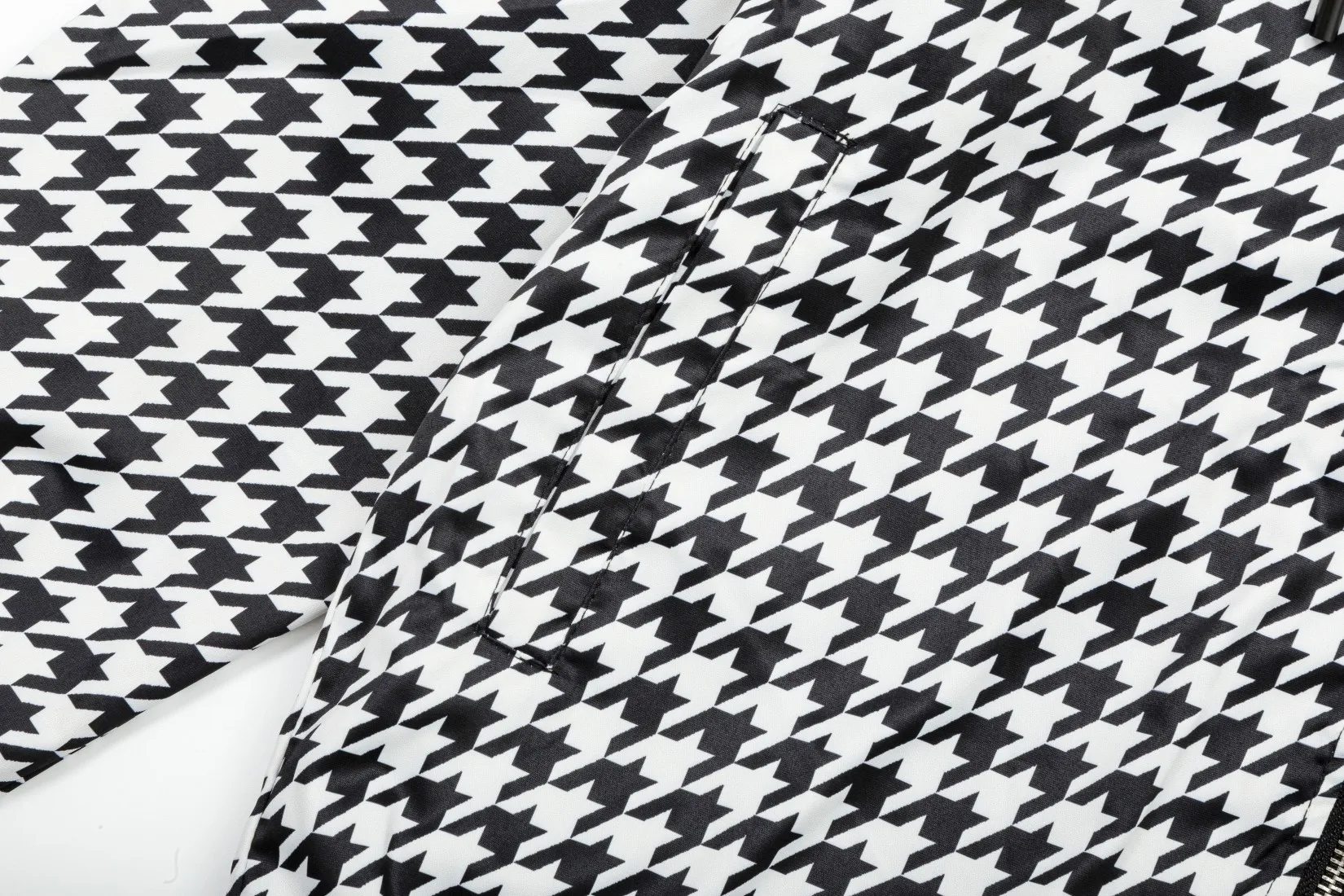 【BURBERRY  公式旗艦店】バーバリー  ジャケット着 ご好評に付き再入荷！241022