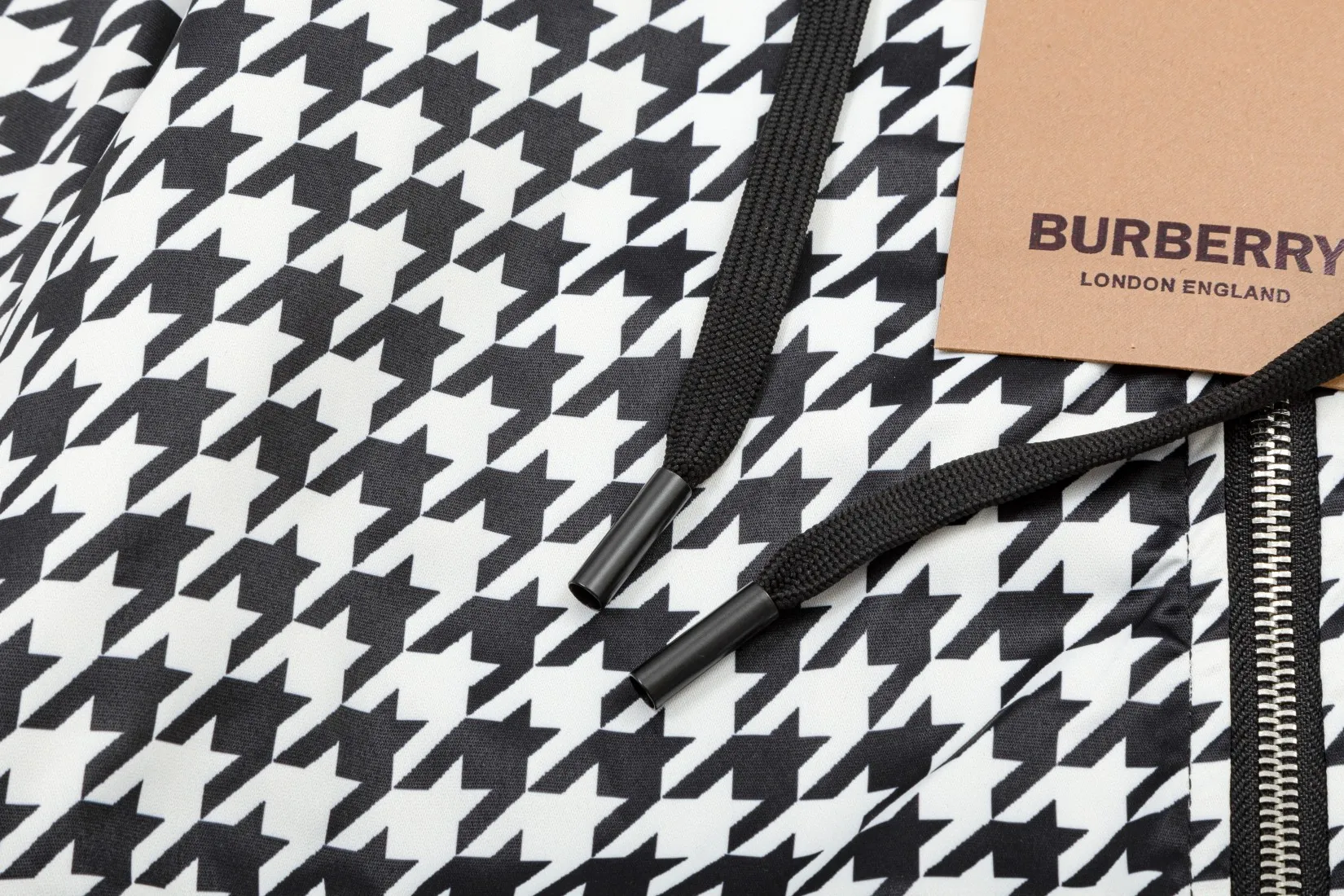 【BURBERRY  公式旗艦店】バーバリー  ジャケット着 ご好評に付き再入荷！241022