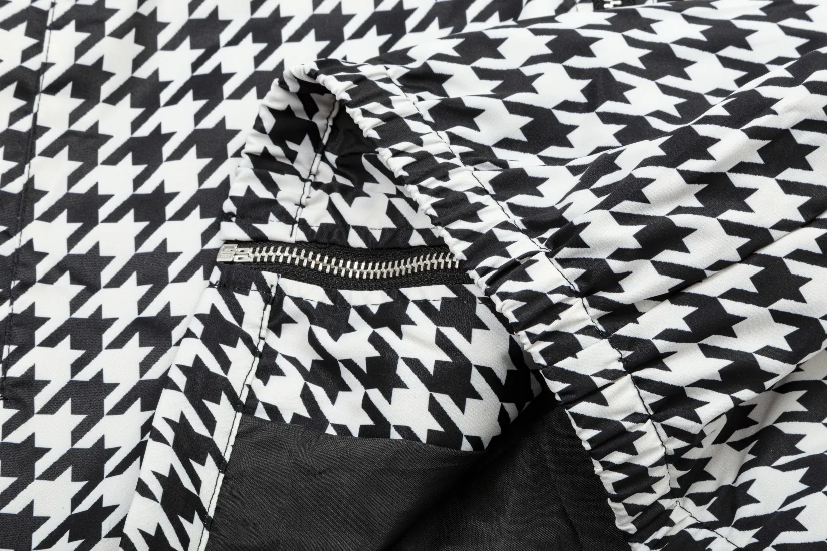 【BURBERRY  公式旗艦店】バーバリー  ジャケット着 ご好評に付き再入荷！241022