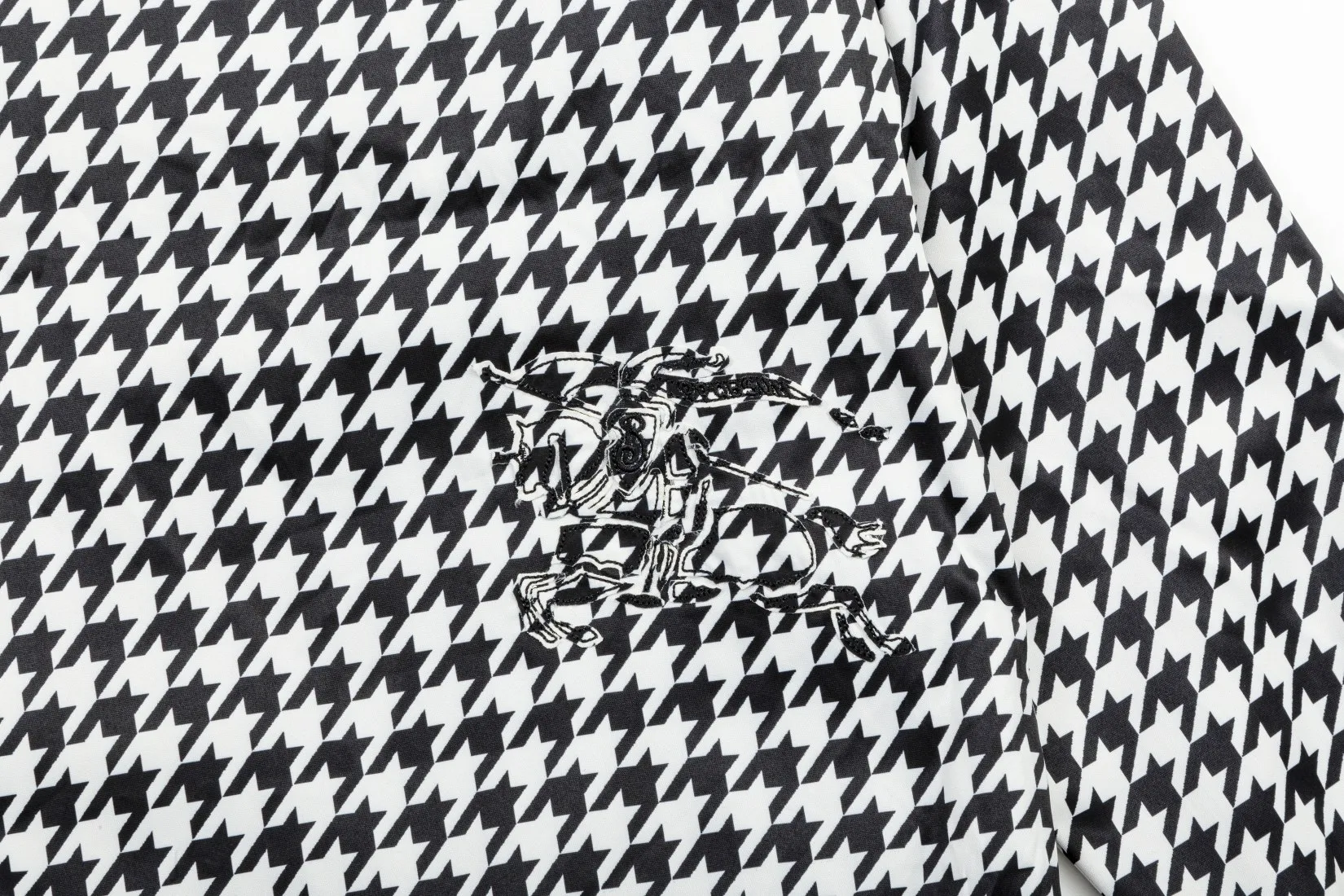 【BURBERRY  公式旗艦店】バーバリー  ジャケット着 ご好評に付き再入荷！241022