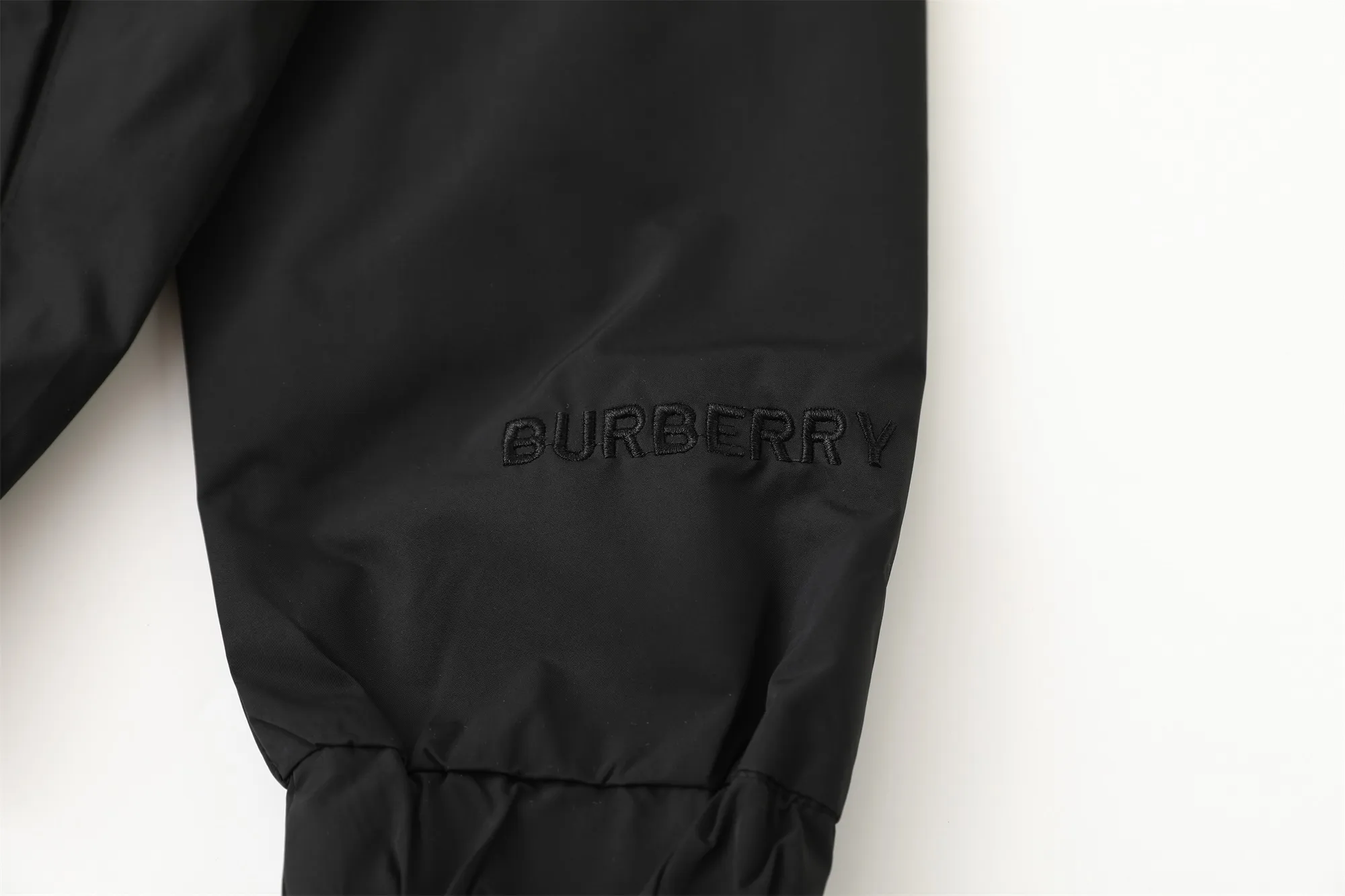 【BURBERRY  公式旗艦店】バーバリー  ジャケット着 好評に付き再入荷 240827