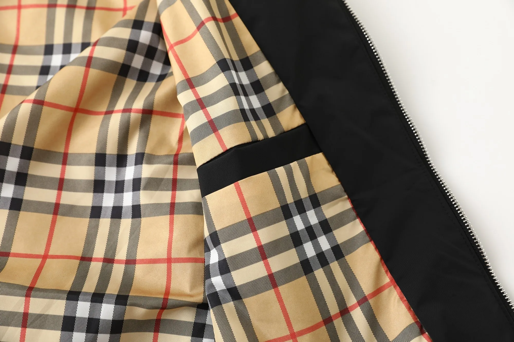 【BURBERRY  公式旗艦店】バーバリー  ジャケット着 好評に付き再入荷 240827