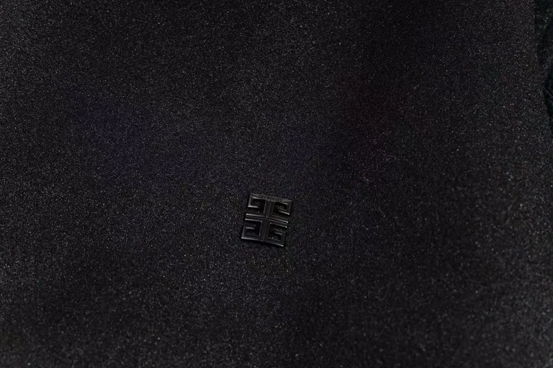 【GIVENCHY 公式旗艦店】ジバンシー   ジャケット着 ご好評に付き再入荷！241023
